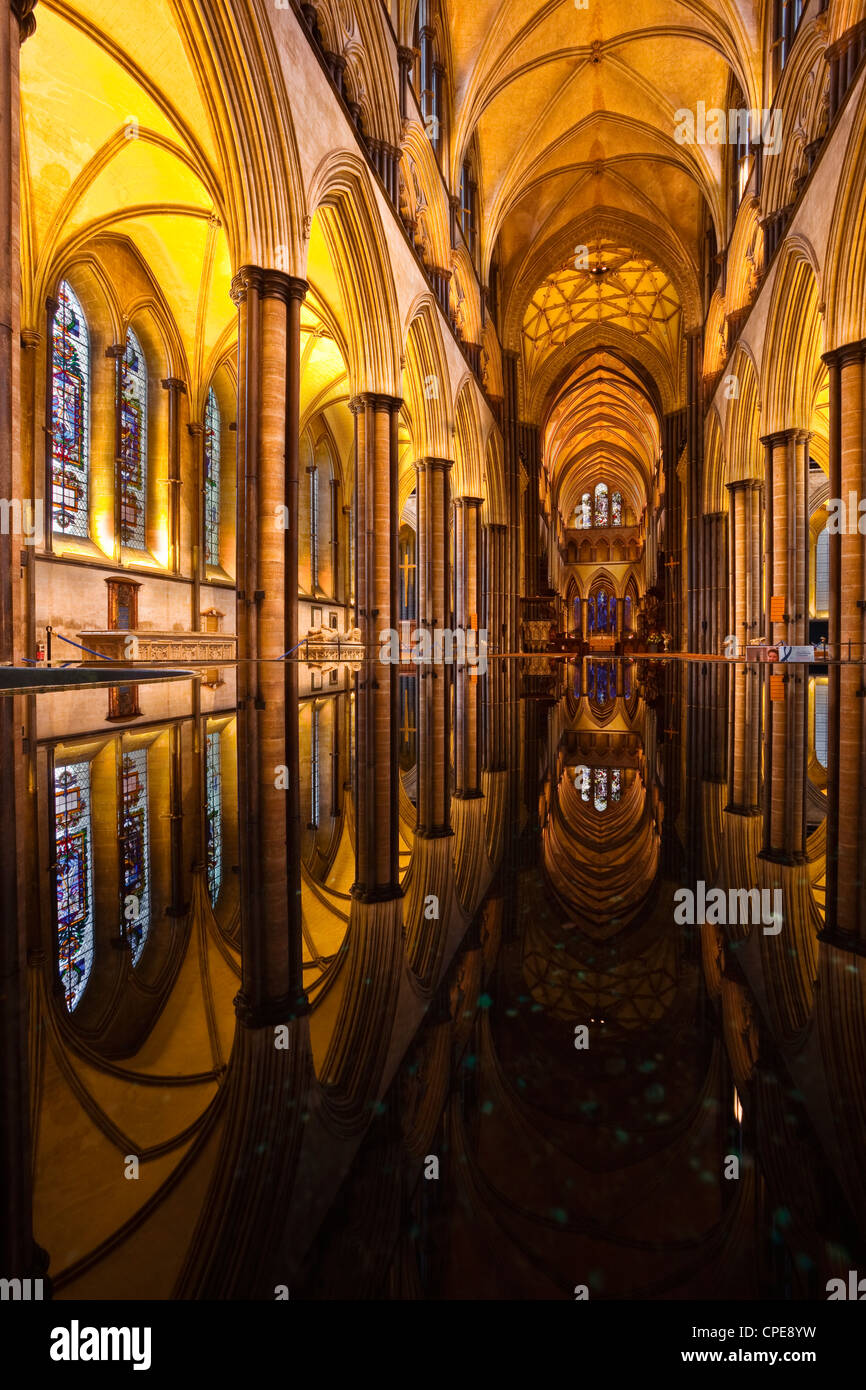 À la recherche de l'autre côté de la font de la cathédrale de Salisbury, Wiltshire, Angleterre, Royaume-Uni, Europe Banque D'Images