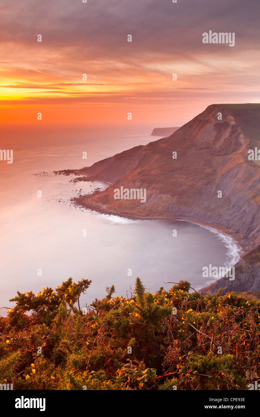 Un magnifique coucher de soleil sur Chapman's Pool sur la côte jurassique du Dorset, Dorset, Angleterre, Royaume-Uni, Europe Banque D'Images