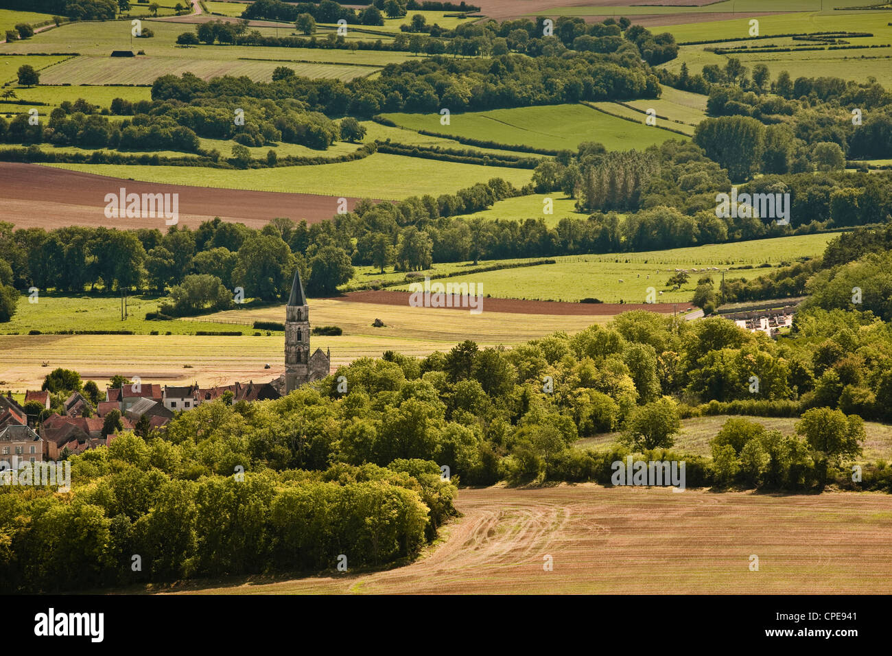 À la recherche sur le paysage de la Bourgogne et le village de Saint Pere de Vézelay, Bourgogne, France, Europe Banque D'Images