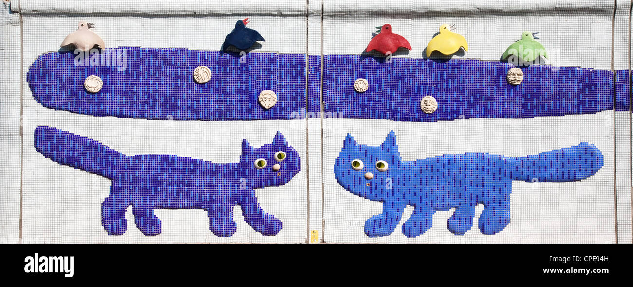 Panneau en mosaïque avec les chats et les oiseaux Banque D'Images