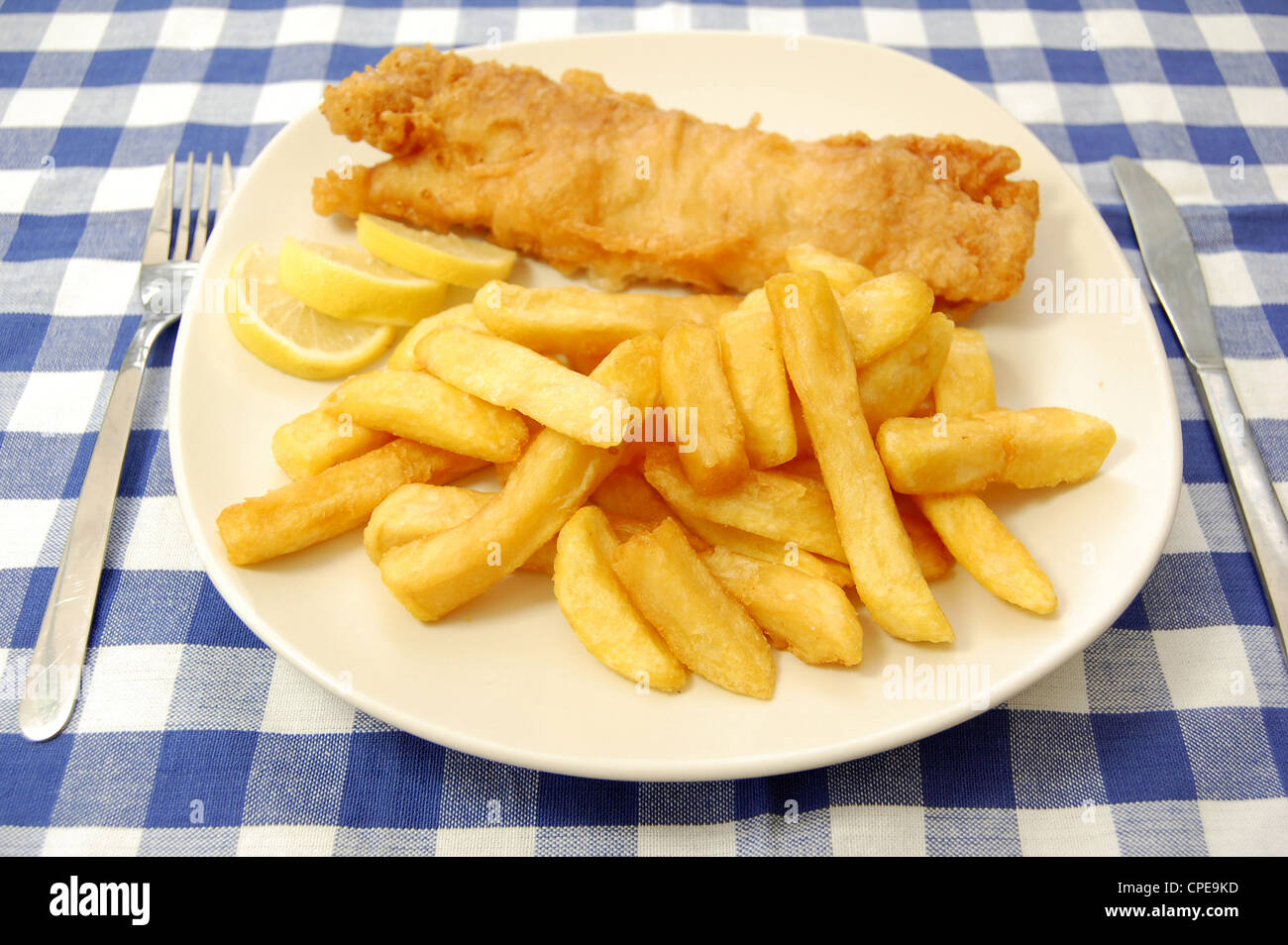Fish and chips sur une plaque Banque D'Images