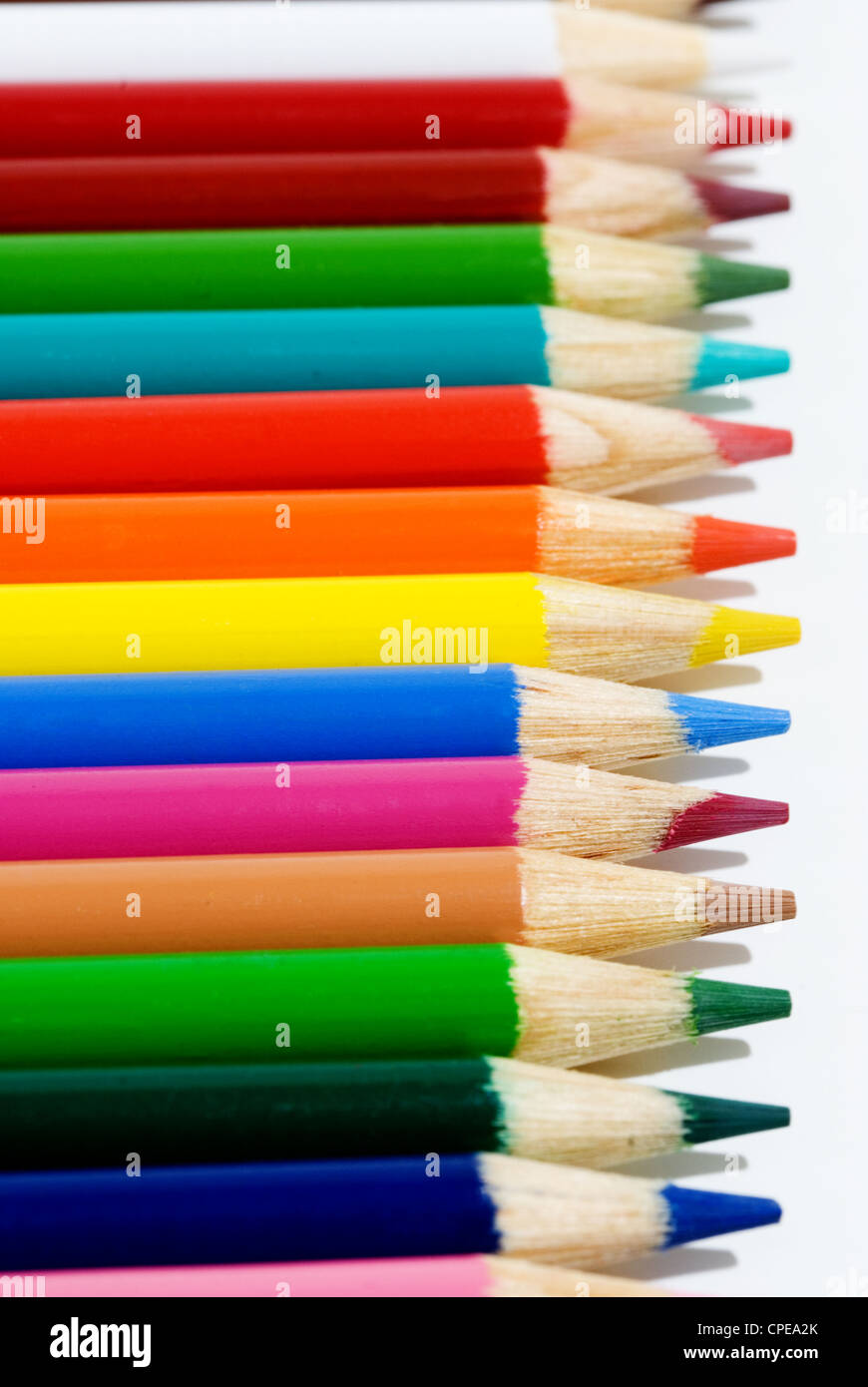 Près d'un ensemble de crayons à colorier. Banque D'Images