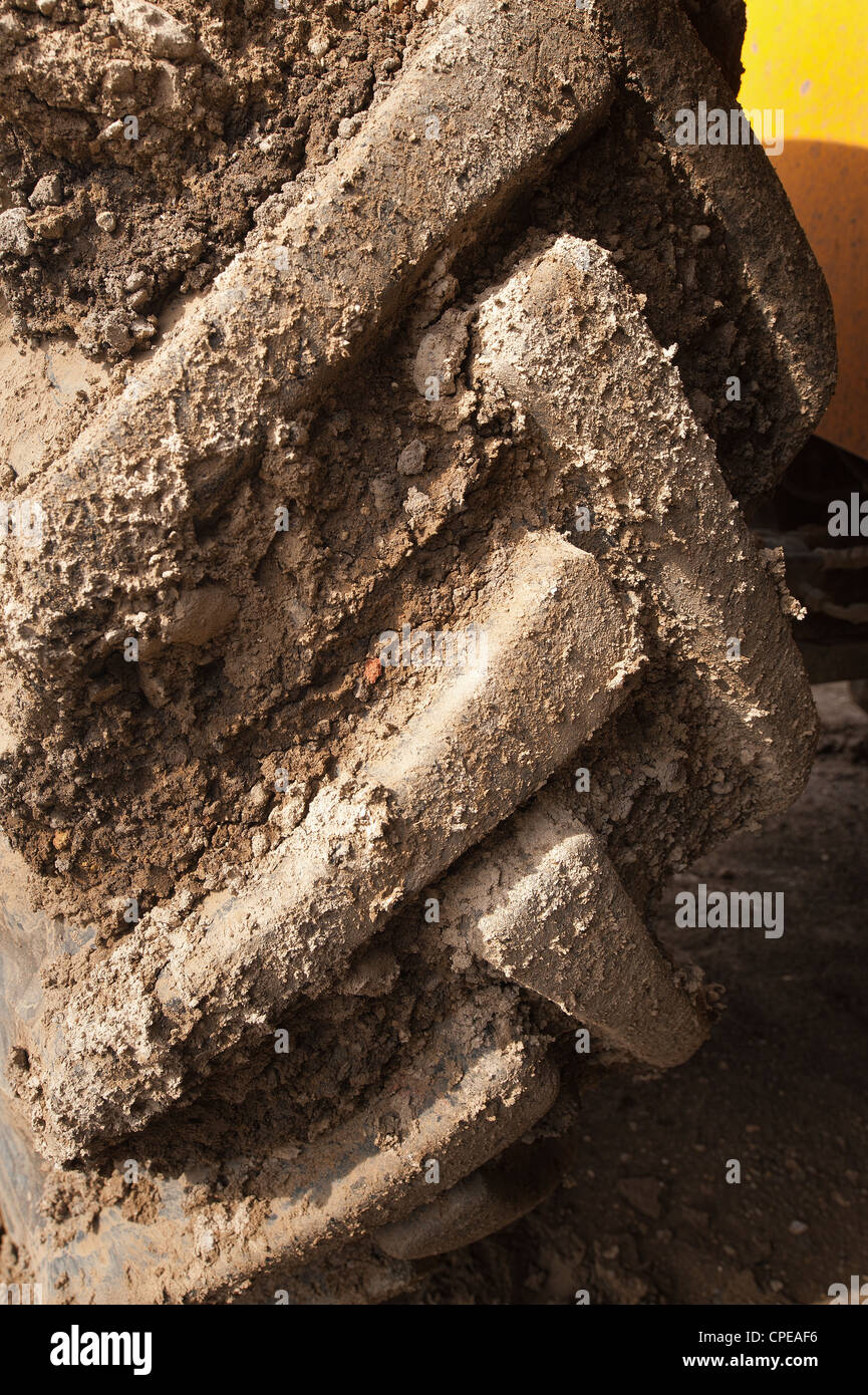 Grip et de la bande de roulement d'une grande terre de déplacer le tracteur véhicule panier dumper Banque D'Images