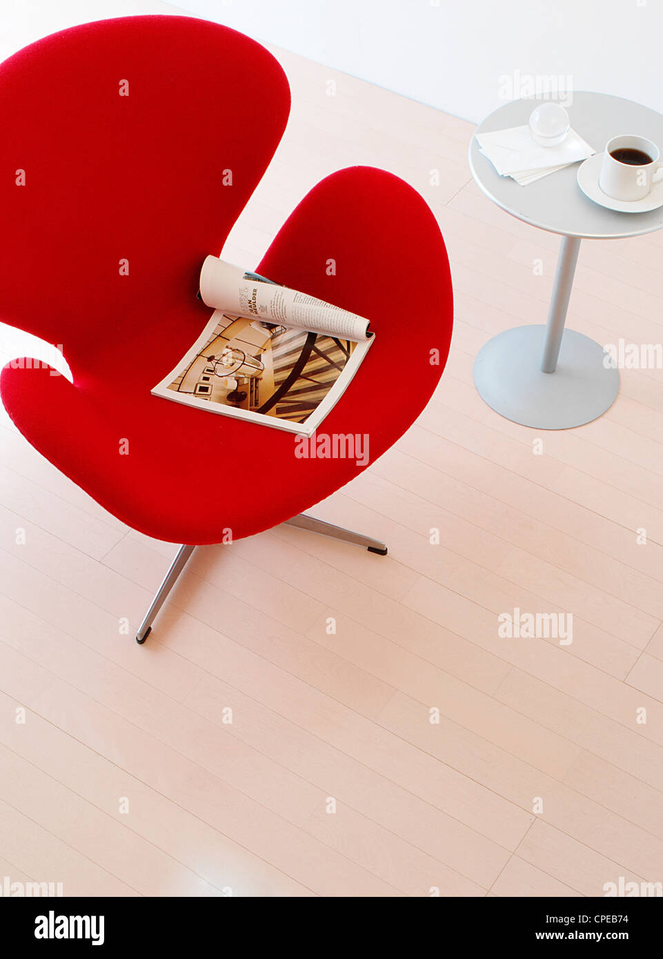 Fauteuil rouge moderne avec Side Table Banque D'Images