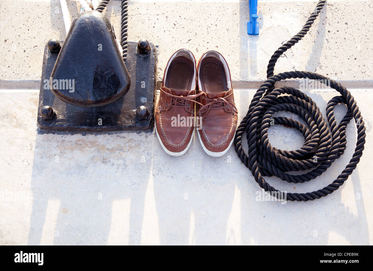 Bollard avec nautic chaussures et bobine de corde d'amarrage sur le port de plaisance Banque D'Images