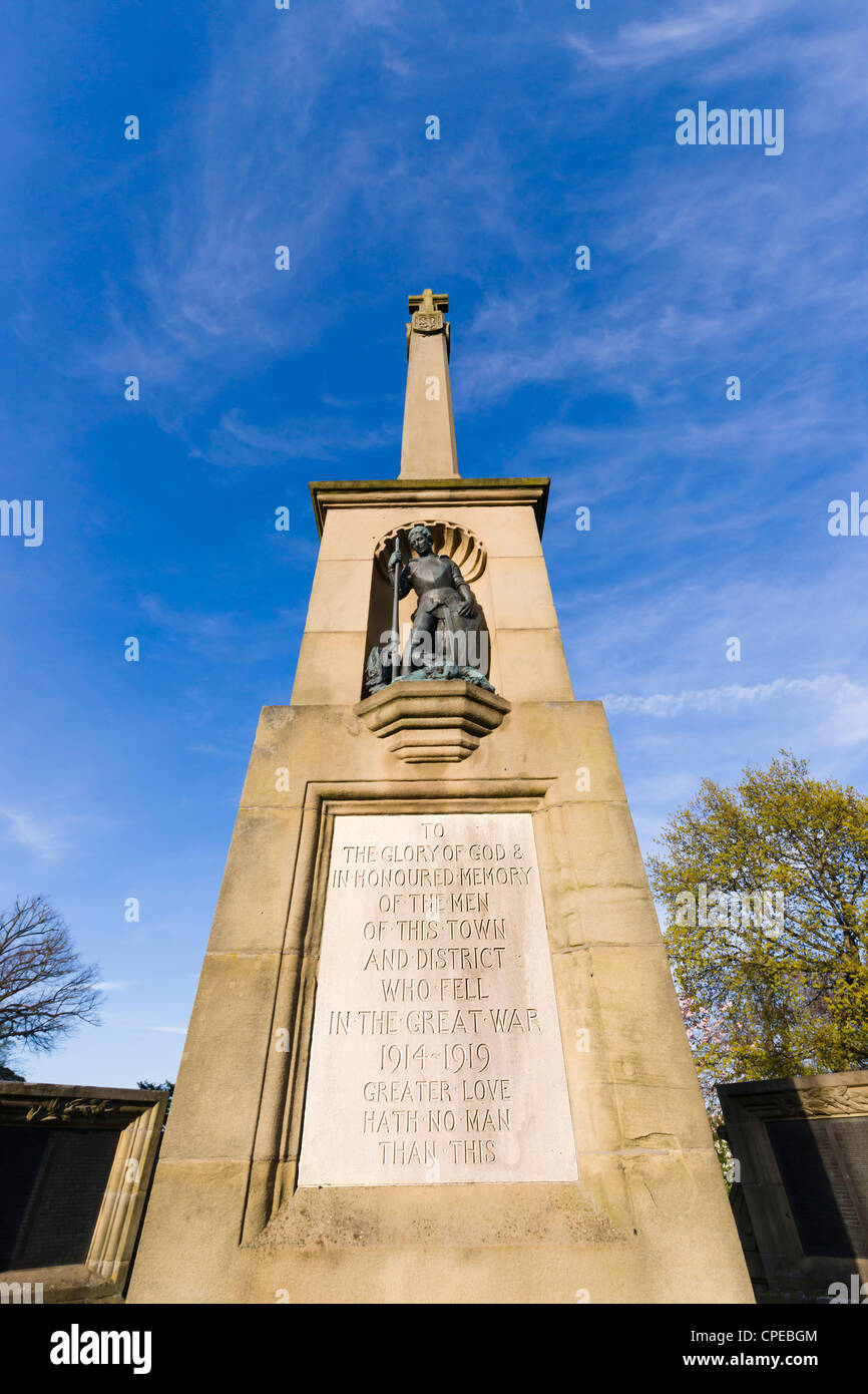 War Memorial de Kelso, Scotlamd avec, saint patron des soldats St George en bronze. Banque D'Images