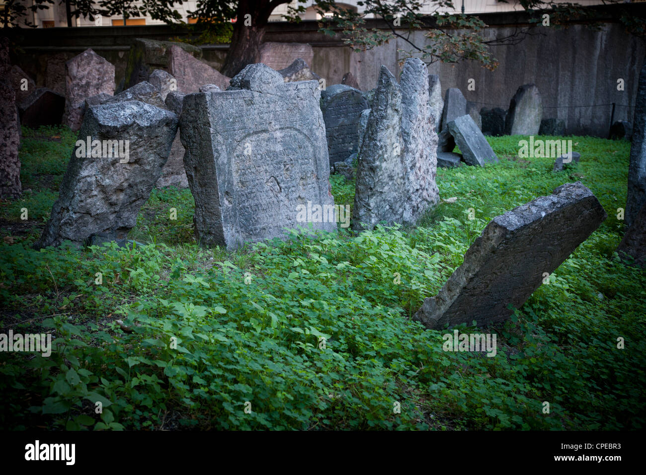 Les pierres tombales dans l'ancien cimetière juif. Prague, République tchèque. Banque D'Images
