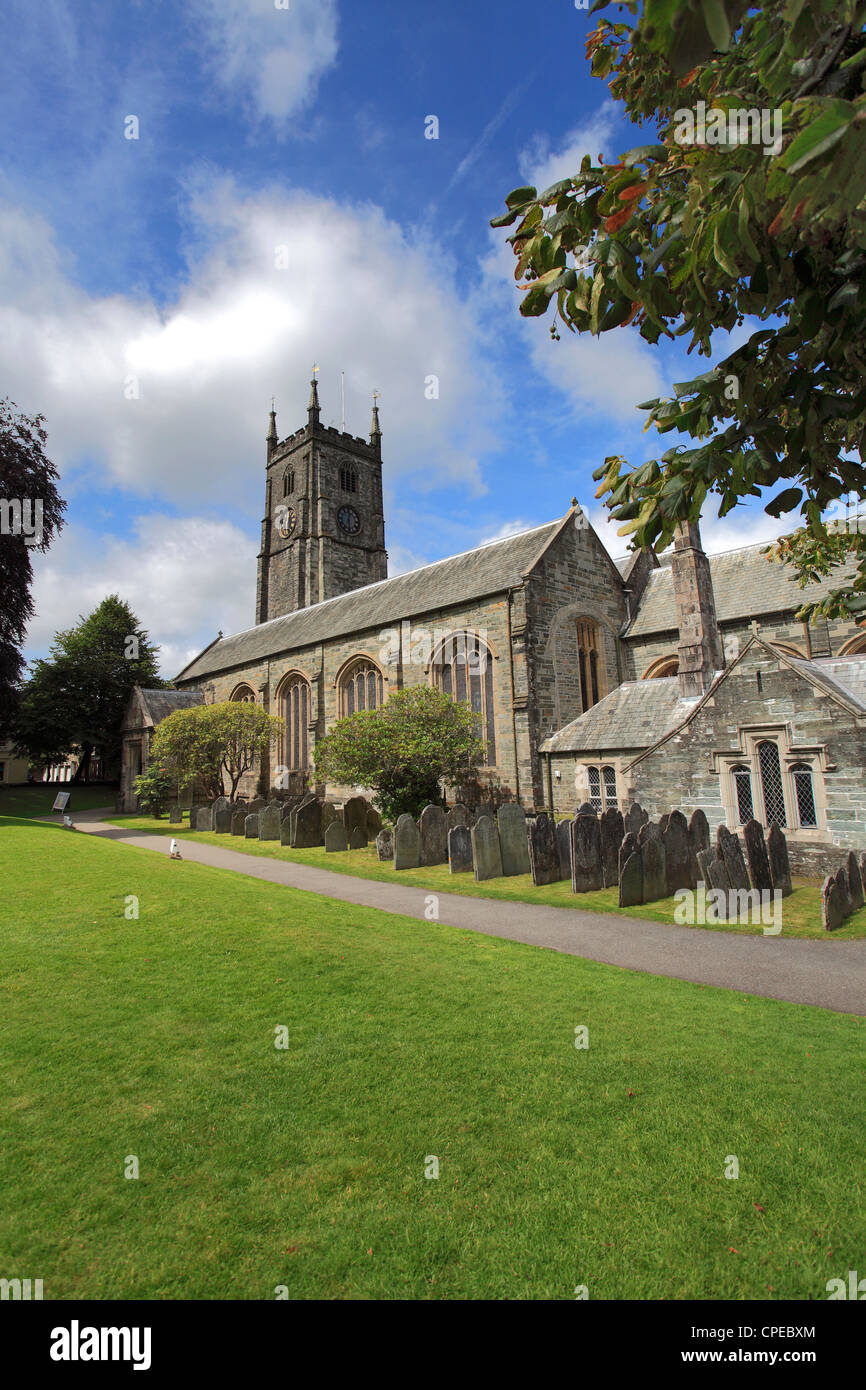 L'été, l'église St Eustachius, ville de Tavistock, Dartmoor National Park, Devon, England, UK Banque D'Images