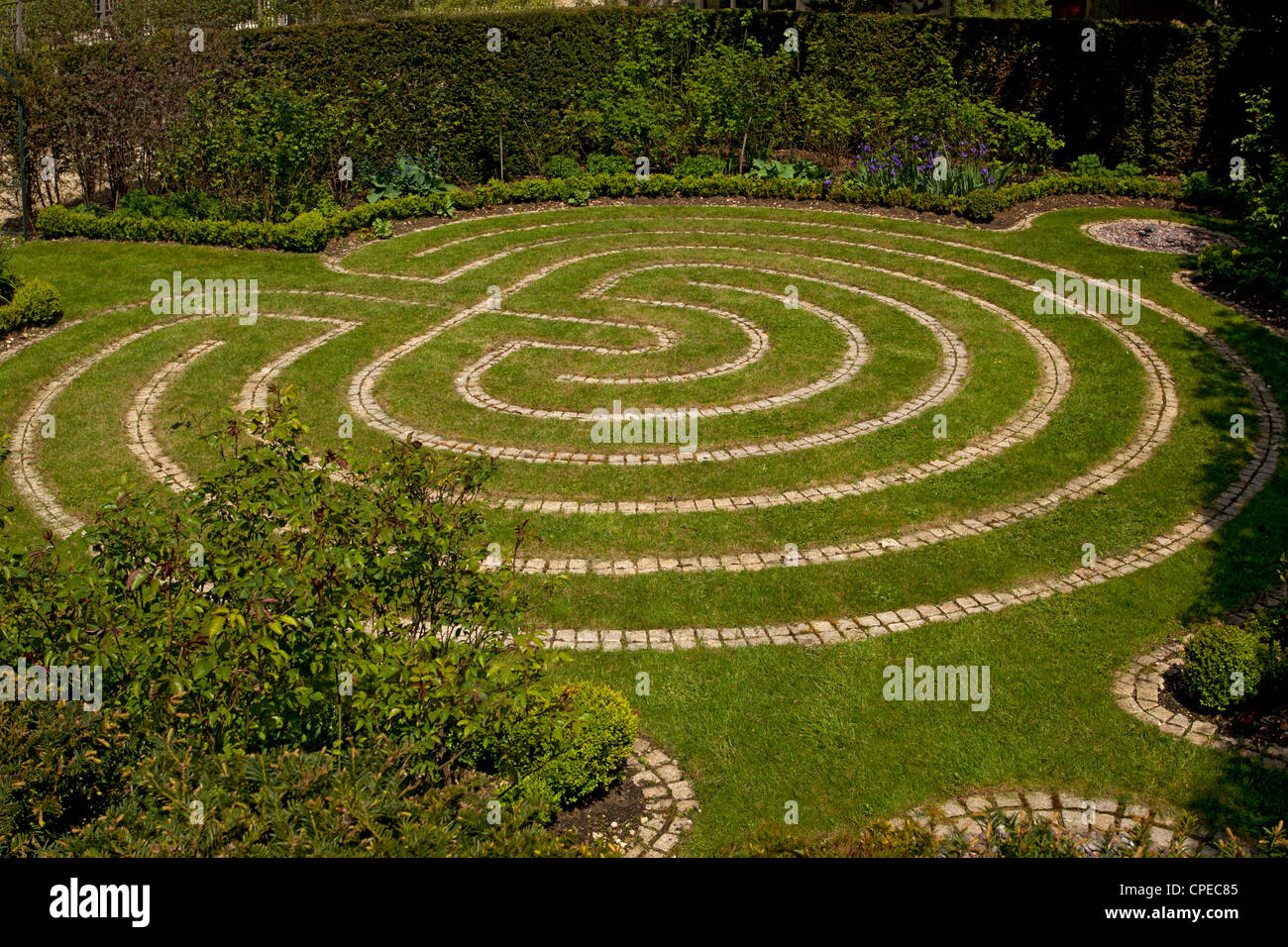 Chemin de pierre maze dans la pelouse pelouse de jardin privé, en Angleterre Banque D'Images