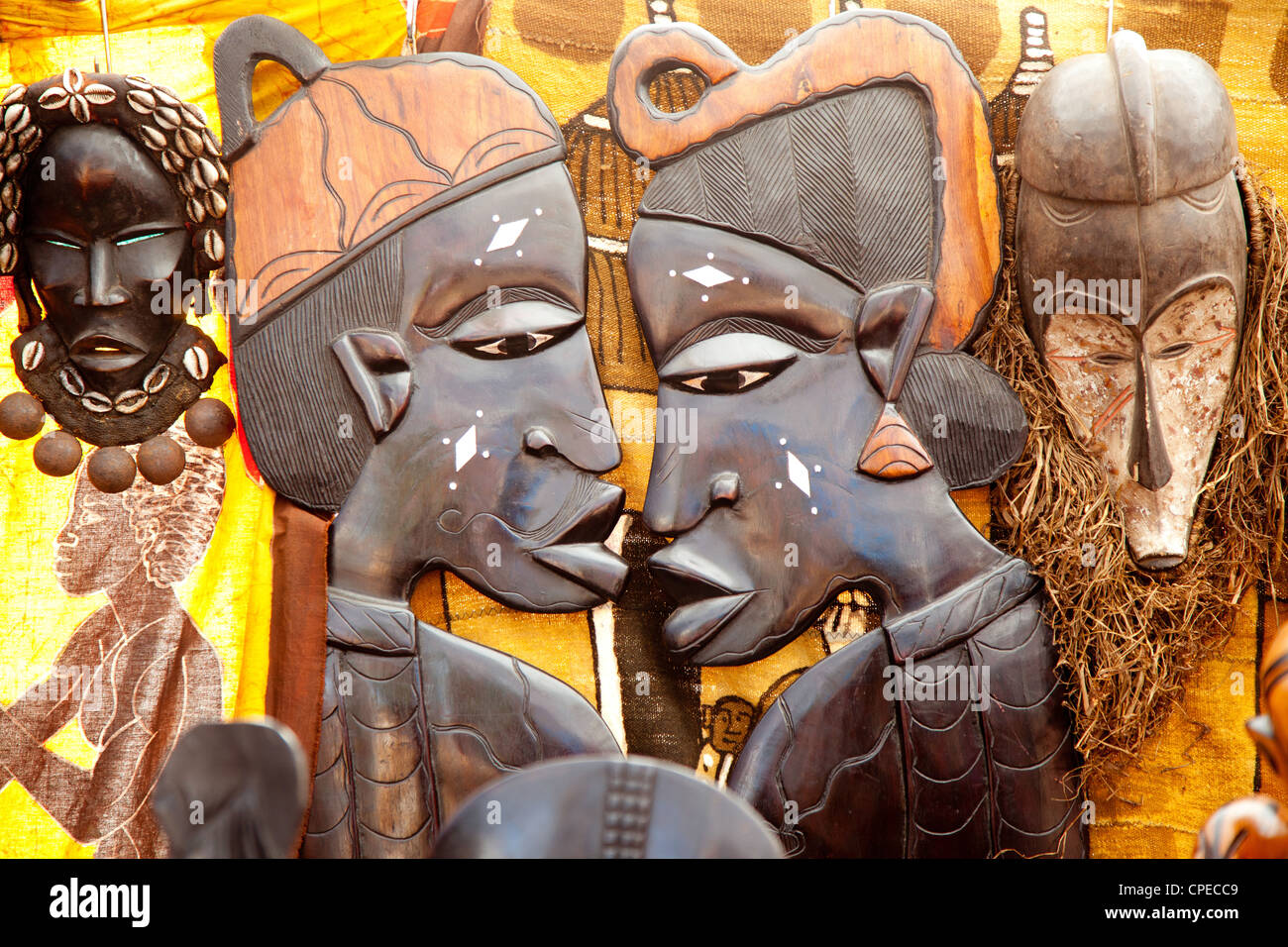 Artisanat africain en bois sculpté les visages de profil Banque D'Images