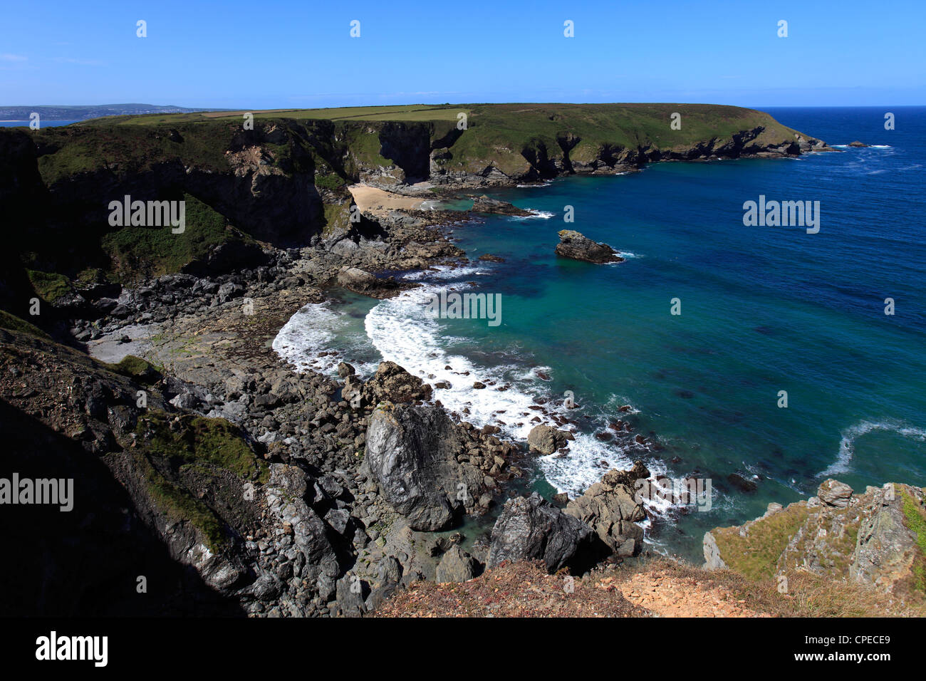 Fishermans Cove, Navax Point, les falaises du littoral, Portreath, comté de Cornwall, England, UK Banque D'Images