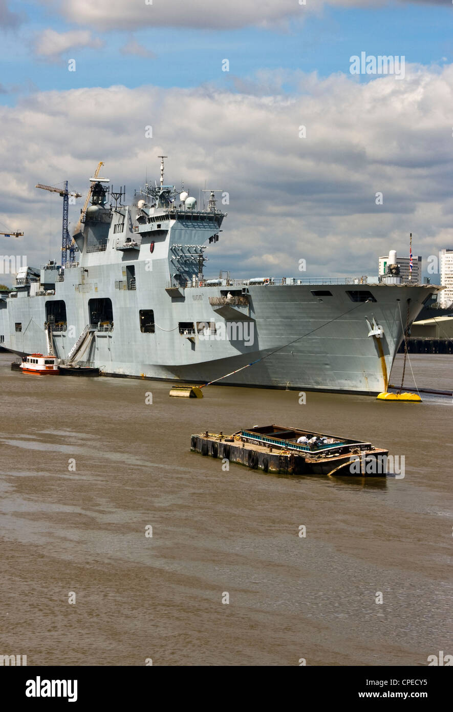 Le HMS Ocean Royal Navy porte-hélicoptères amarré à Greenwich dans le cadre d'opération de sécurité pour les Jeux Olympiques de 2012 à Londres en Angleterre Banque D'Images