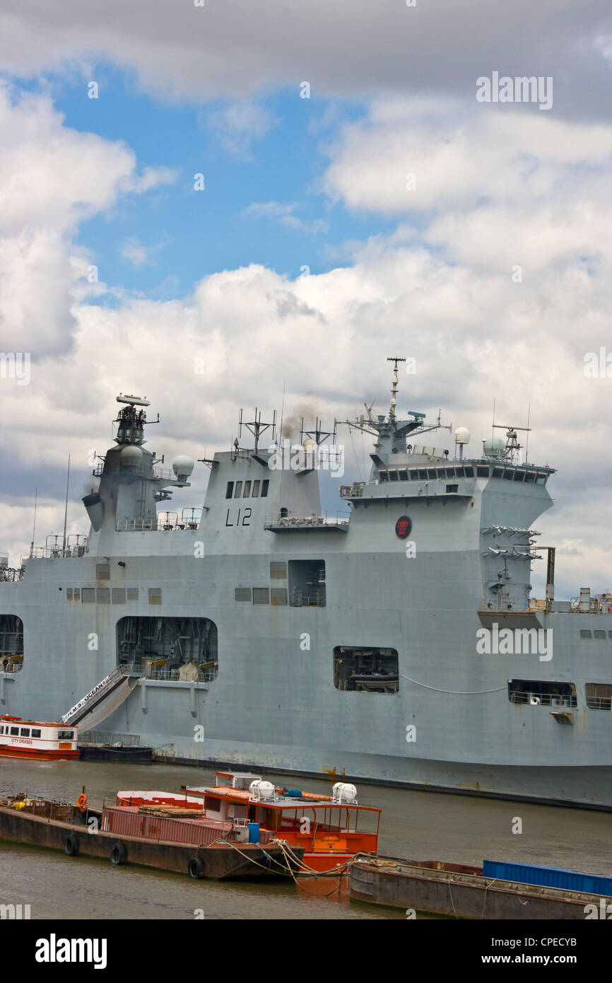 Le HMS Ocean Royal Navy porte-hélicoptères amarré à Greenwich dans le cadre d'opération de sécurité pour les Jeux Olympiques de 2012 à Londres en Angleterre Banque D'Images