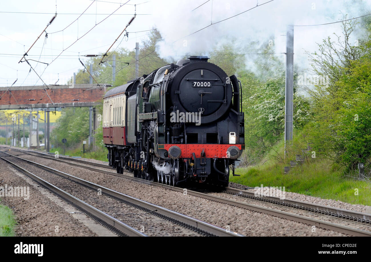 La nouvelle classe Britannia 7000 locomotive à vapeur de la ligne principale de la côte est au sud de la gare principale de Retford, Nottinghamshire Banque D'Images