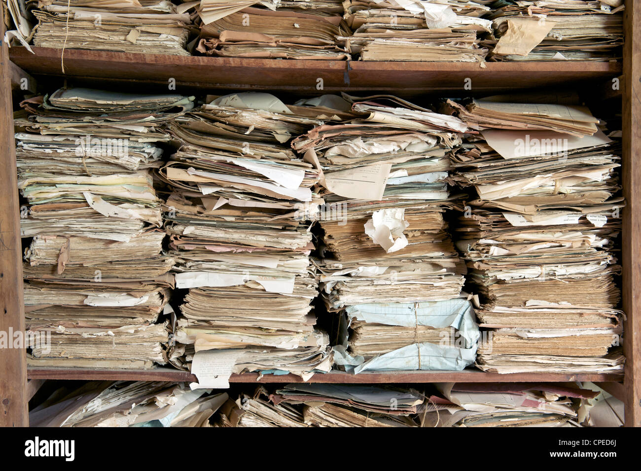 Rickety étagères en bois remplie de vieux documents. Banque D'Images