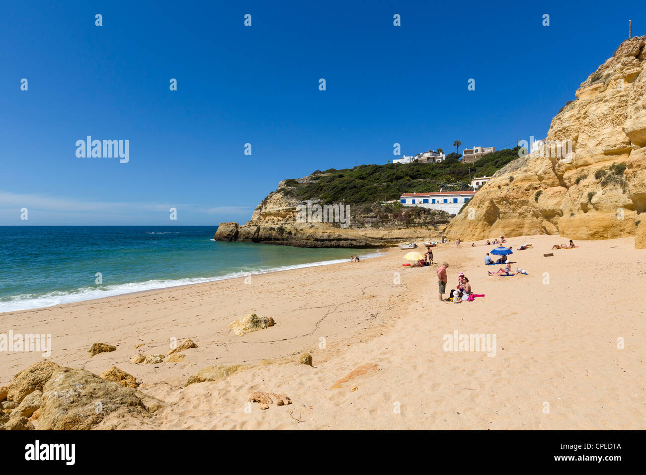 Plage dans le petit village de pêcheurs de Benagil sur la côte entre 2124 et Albufeira, Algarve, Portugal Banque D'Images