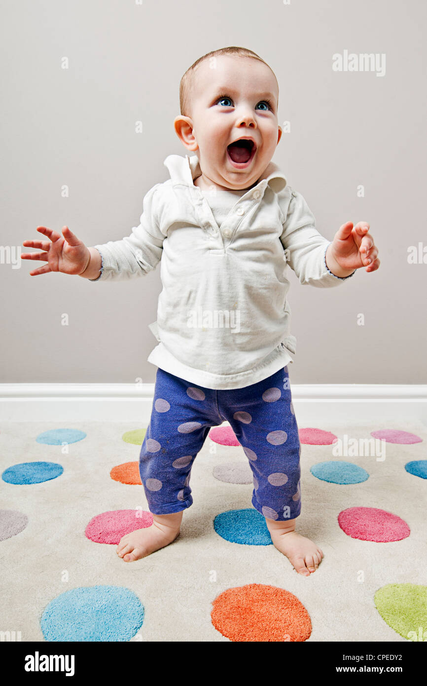 Mignon Bebe Debout Photo Stock Alamy Mignon Bebe Debout Photo Stock Alamy