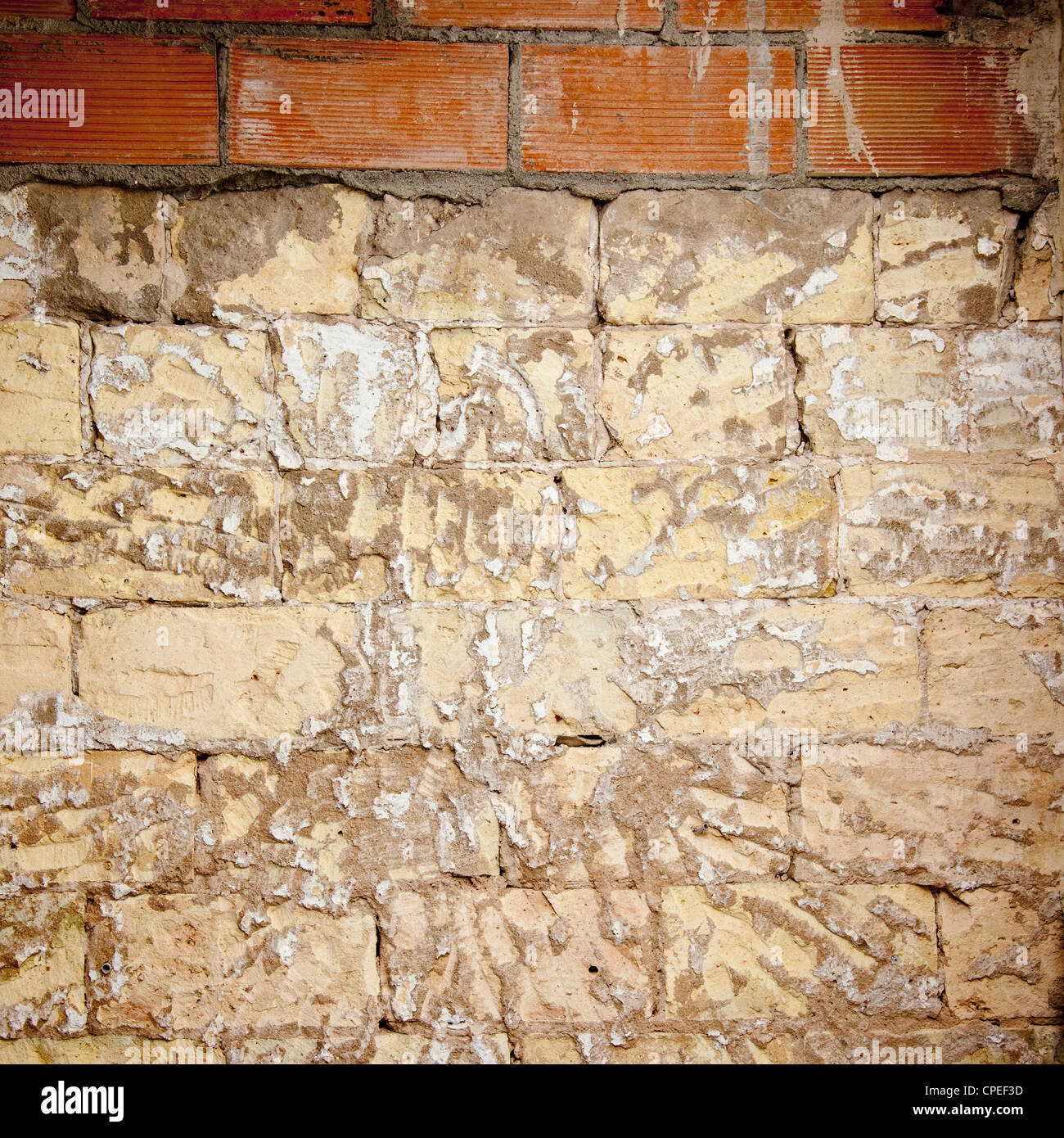 Mur de brique grunge grattées pour restaurer le brickwall plaste mortier Banque D'Images