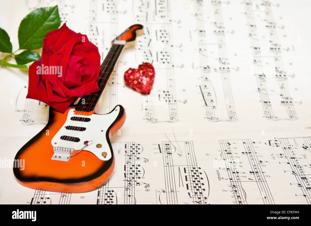 Carte d'amour avec coeur, rose rouge et de la guitare. Plus de partitions de musique ancienne avec de la place pour votre texte. Banque D'Images