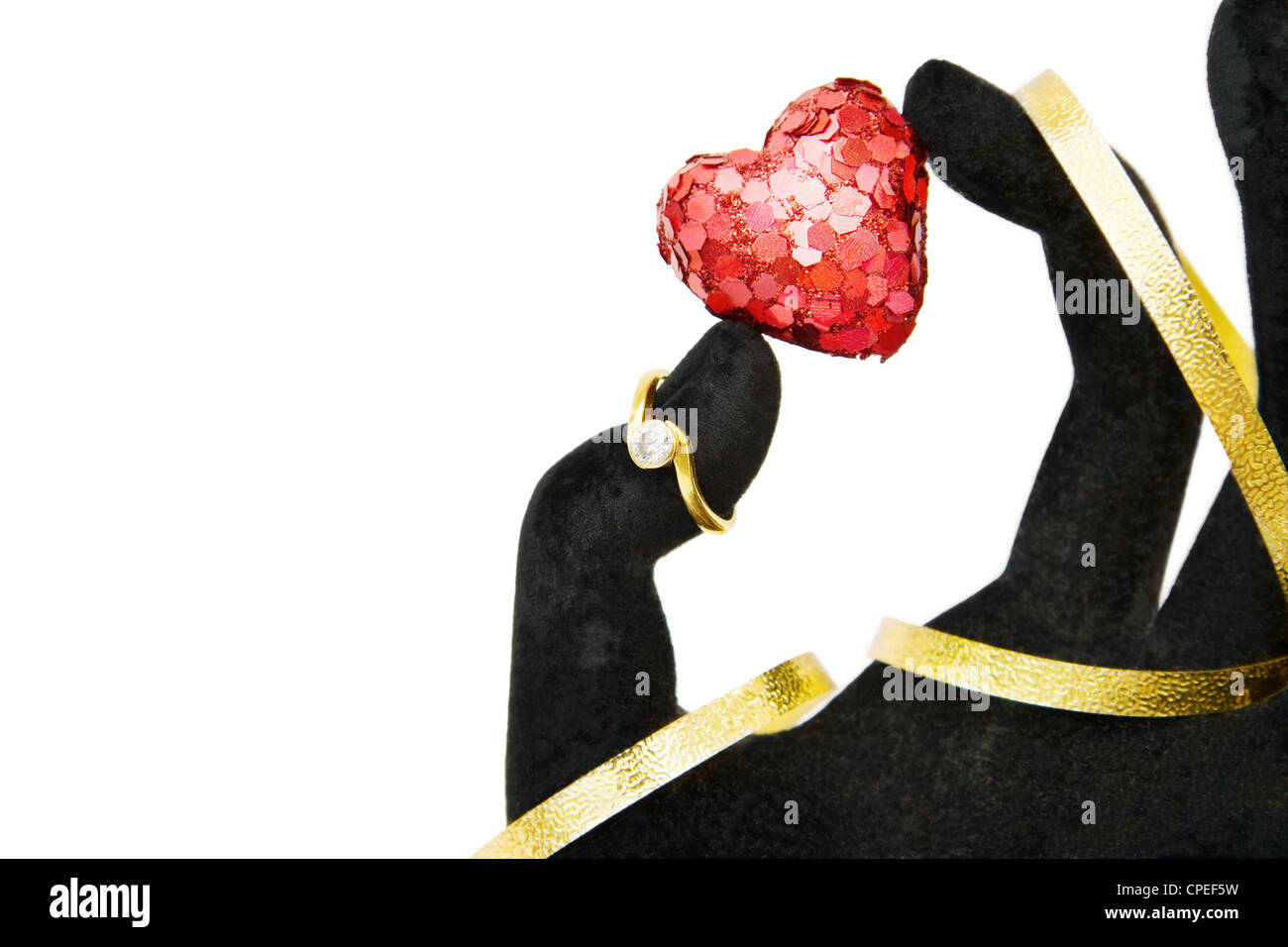 M'épouser ! - Donner la bague de fiançailles en diamants et mousseux rouge coeur comme symbole de l'amour. Sur fond blanc avec isolés Banque D'Images