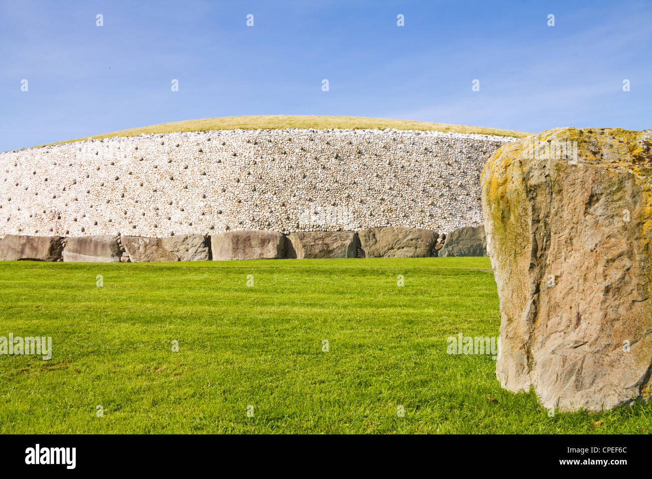 UNESCO World Heritage - Newgrange (Si un passage Bhru) tombe néolithique situé sur la rivière Boyne Valley en Irlande. Vue de côté wi Banque D'Images