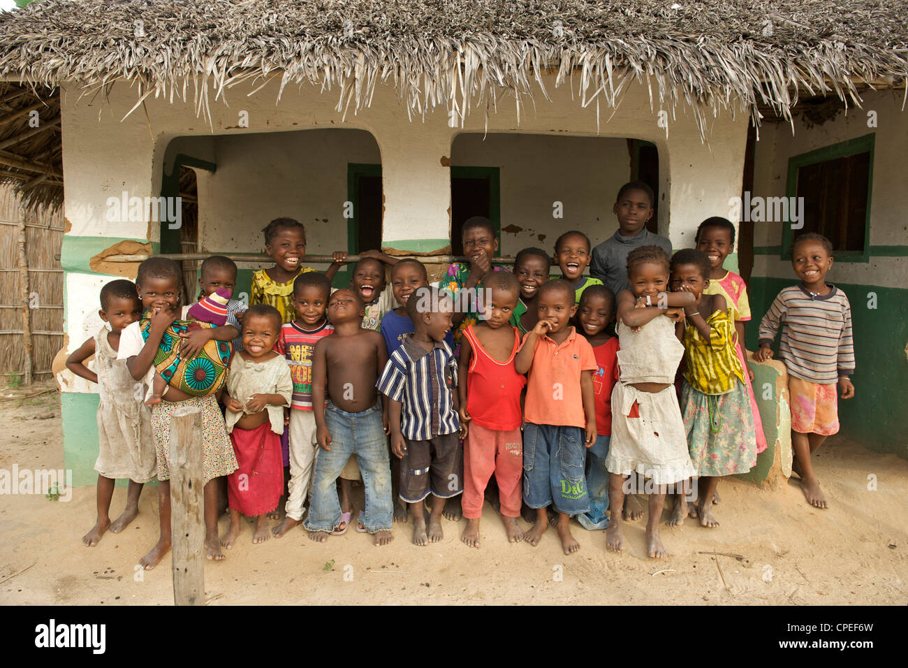 Les enfants à l'extérieur une maison à Guludo village dans le Parc National des Quirimbas au nord du Mozambique. Banque D'Images