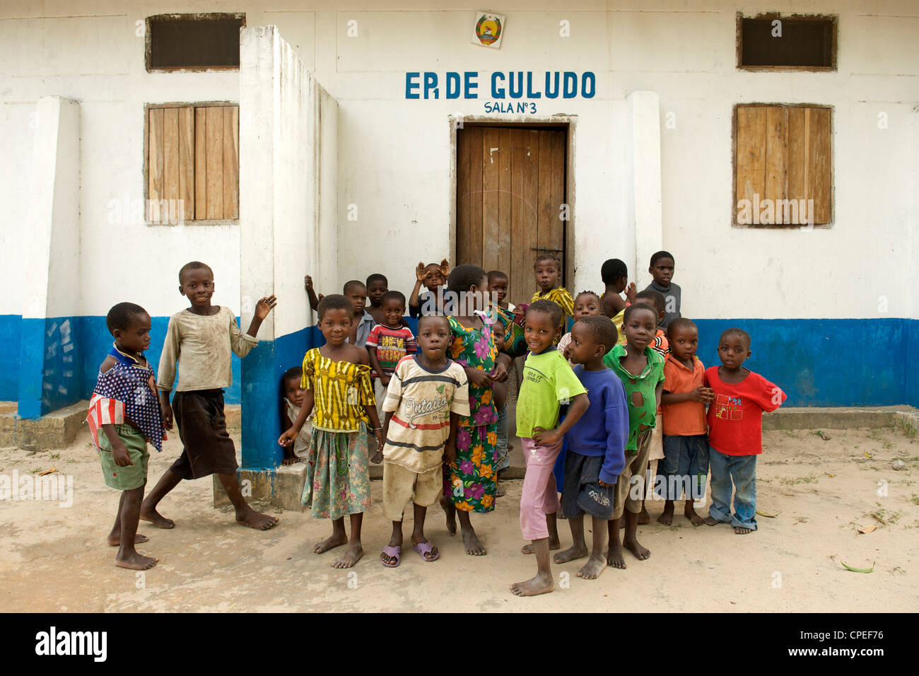 Enfants se tenant en dehors de l'école primaire de Guludo village dans le Parc National des Quirimbas au nord du Mozambique. Banque D'Images