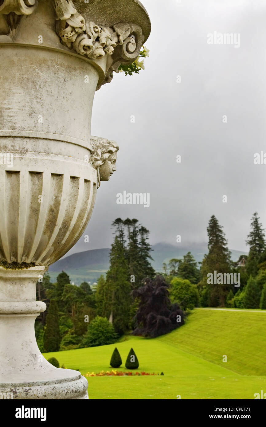 La brume et le brouillard sur les magnifiques jardins de Powerscourt en Irlande. Vue sur le magnifique vase à fleurs sculptées à la de Banque D'Images
