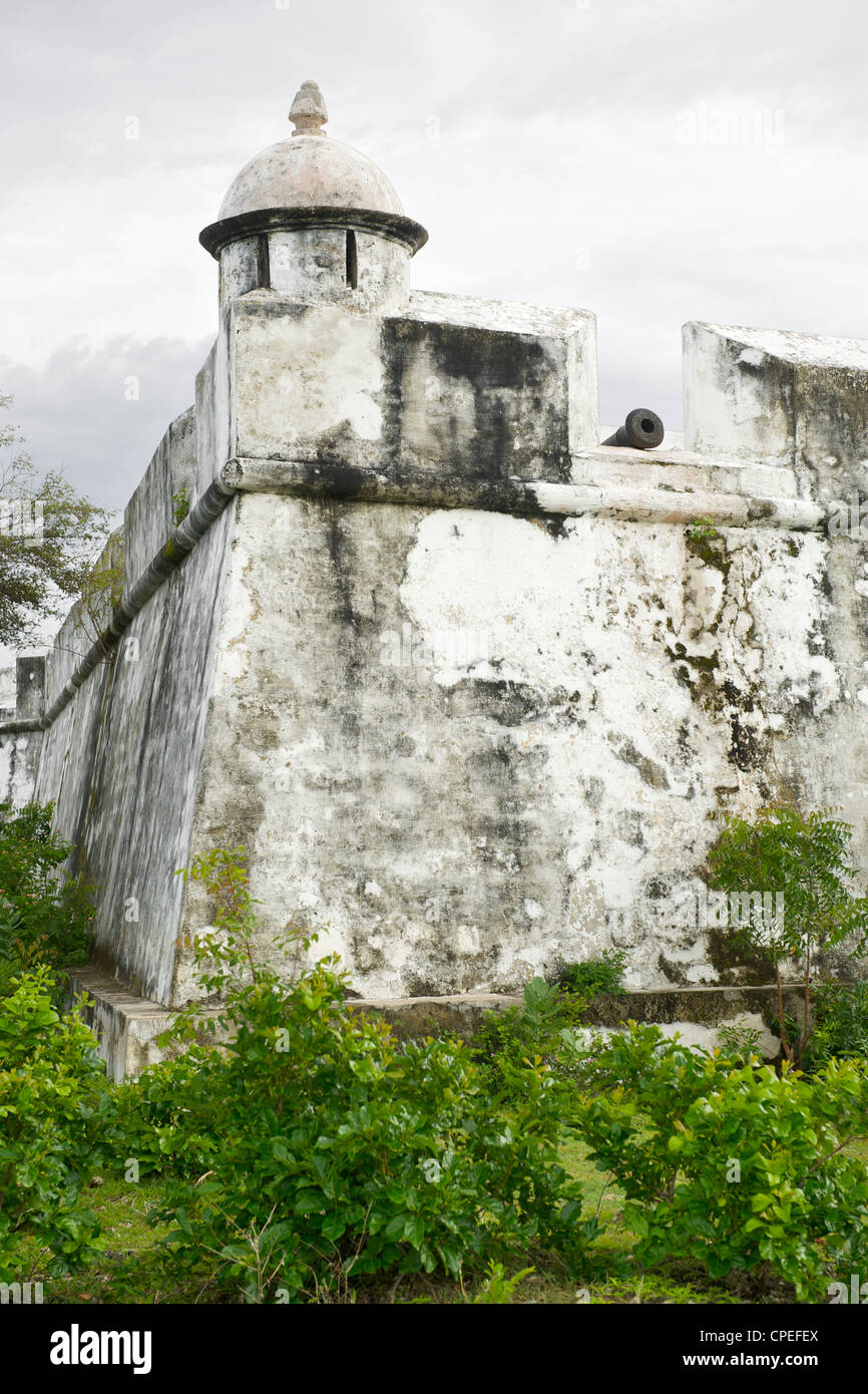 Ancien fort portugais de São João Batista sur l'île d'Ibo dans l'archipel des Quirimbas au large de la côte nord du Mozambique. Banque D'Images