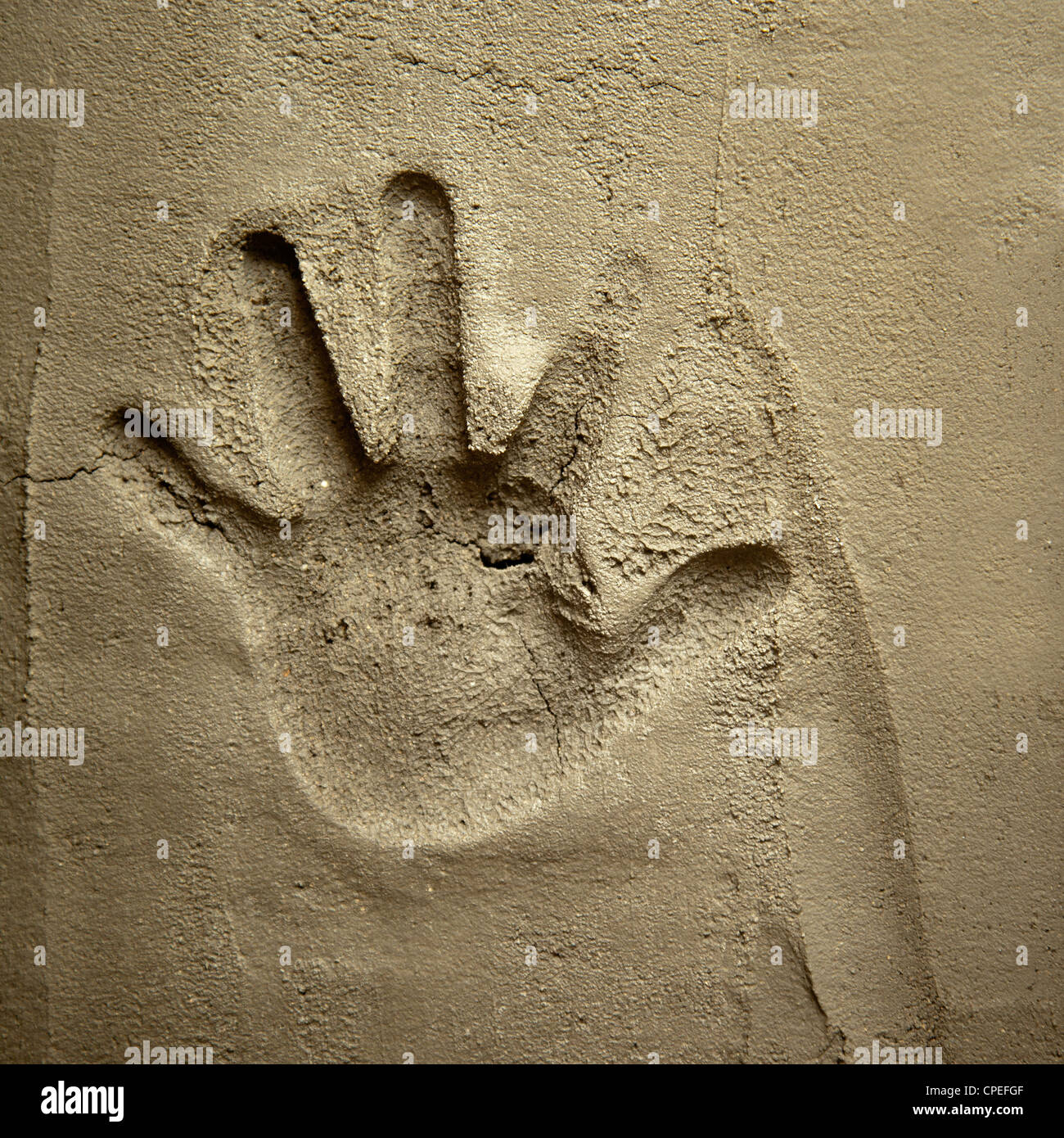 Imprimer la main sur le mortier de ciment Mur avec soulagement l'ombre Banque D'Images
