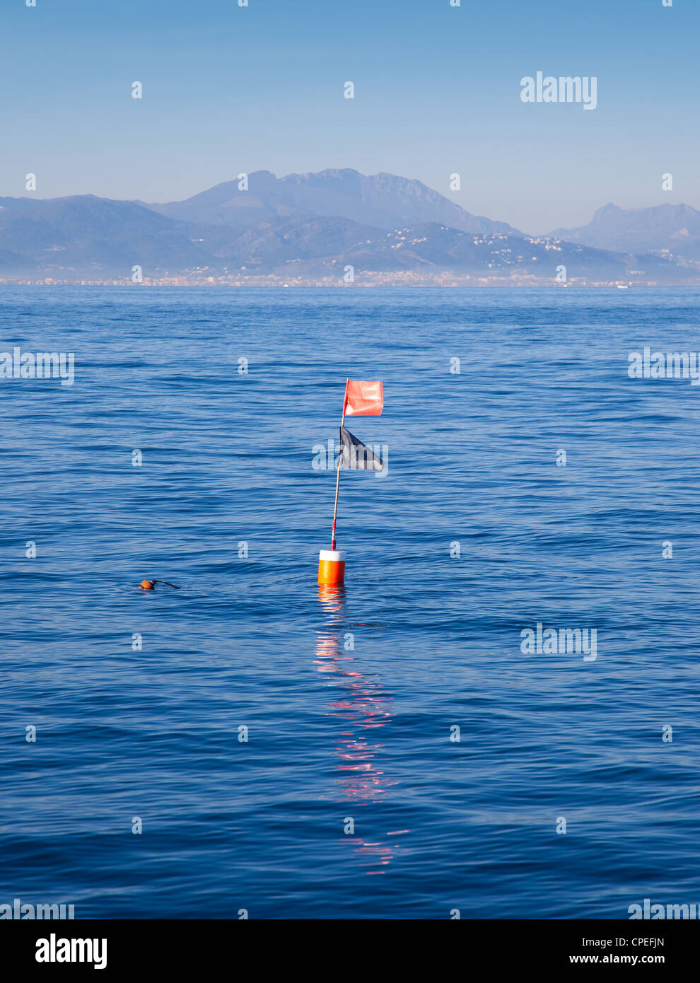 Et bouée palangrier trémail avec mât en bleu mer Banque D'Images