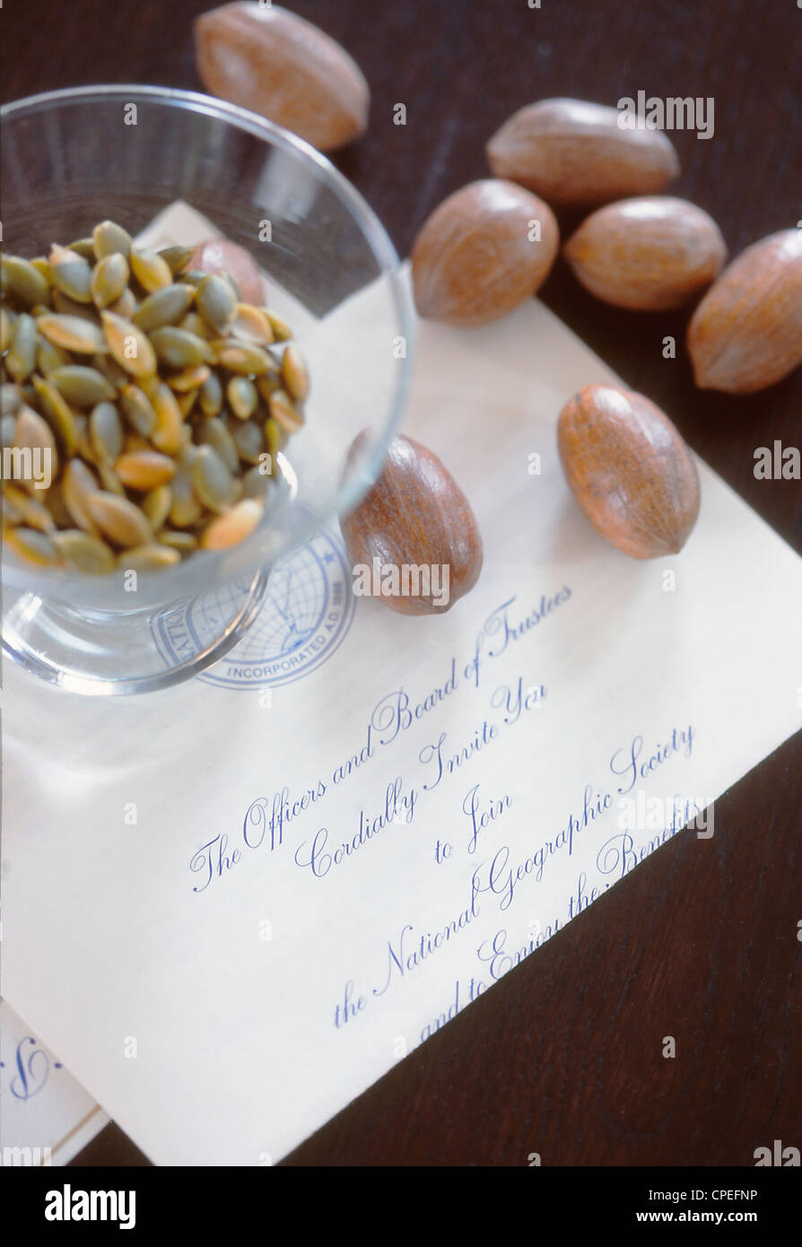 Bol de graines comestibles, les noix et le papier sur la table Banque D'Images