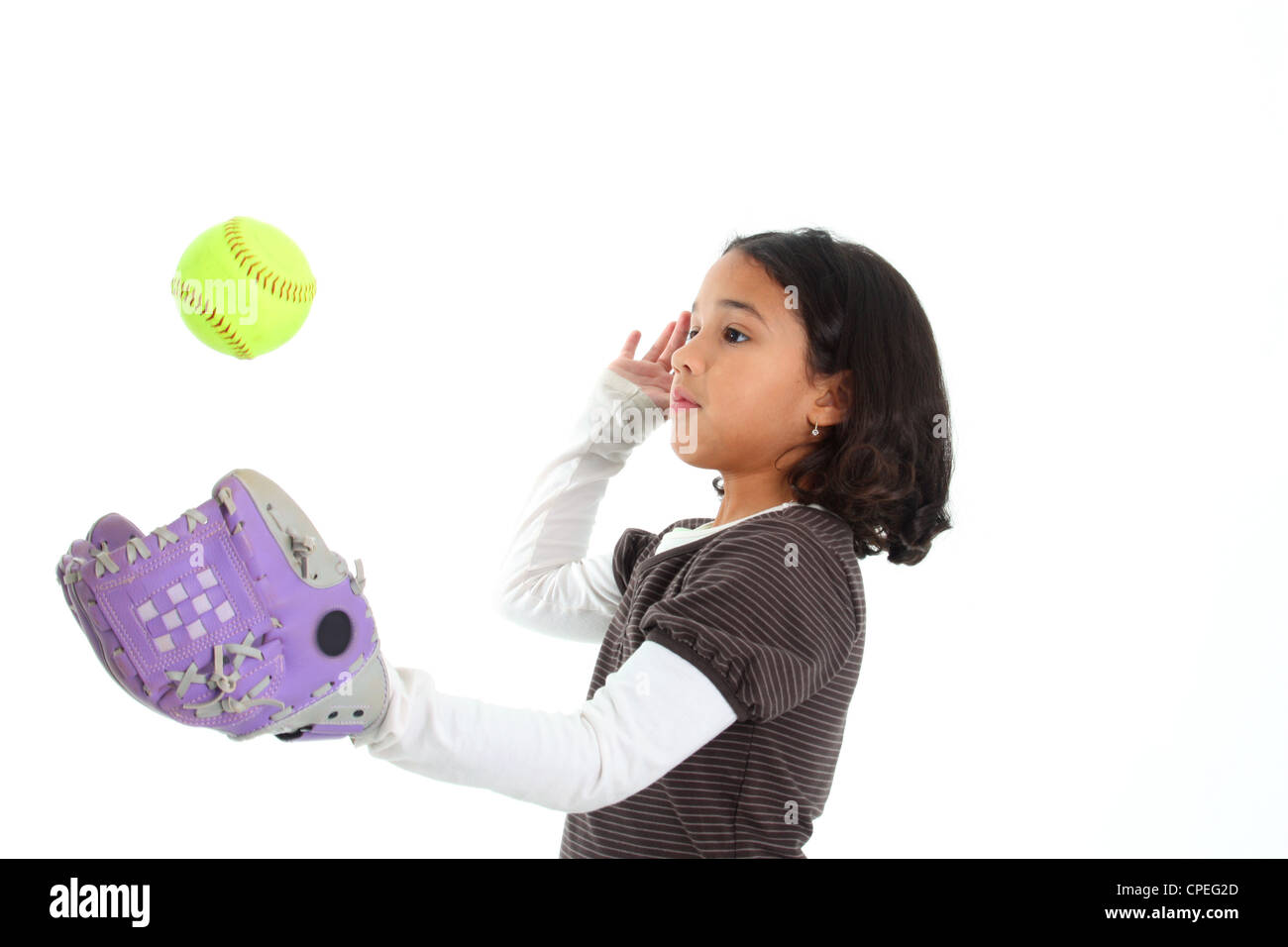 Fille de jouer à un jeu de base-ball avec son gant Banque D'Images