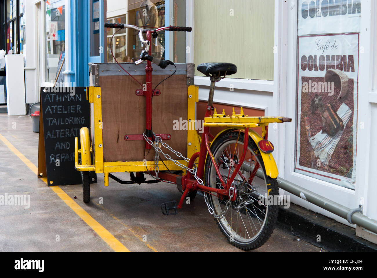 Vélo poussoir jaune et panier Banque D'Images