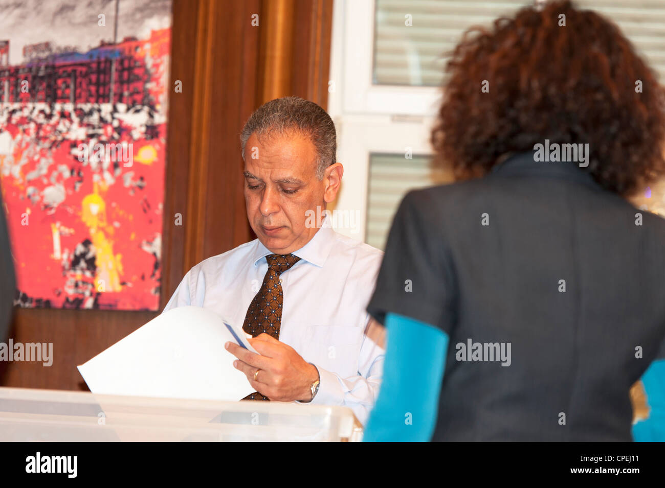 L'ambassadeur égyptien à l'Autriche au cours de l'ouverture des enveloppes de vote. Banque D'Images