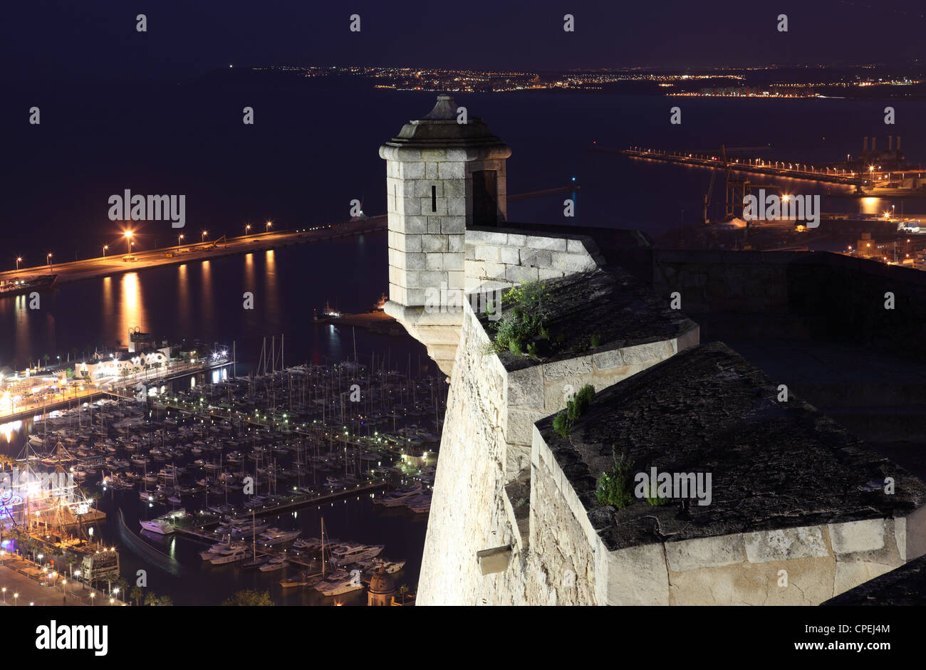 Le château de Santa Barbara (Castillo de Santa Barbara) la nuit. Alicante, Espagne Banque D'Images