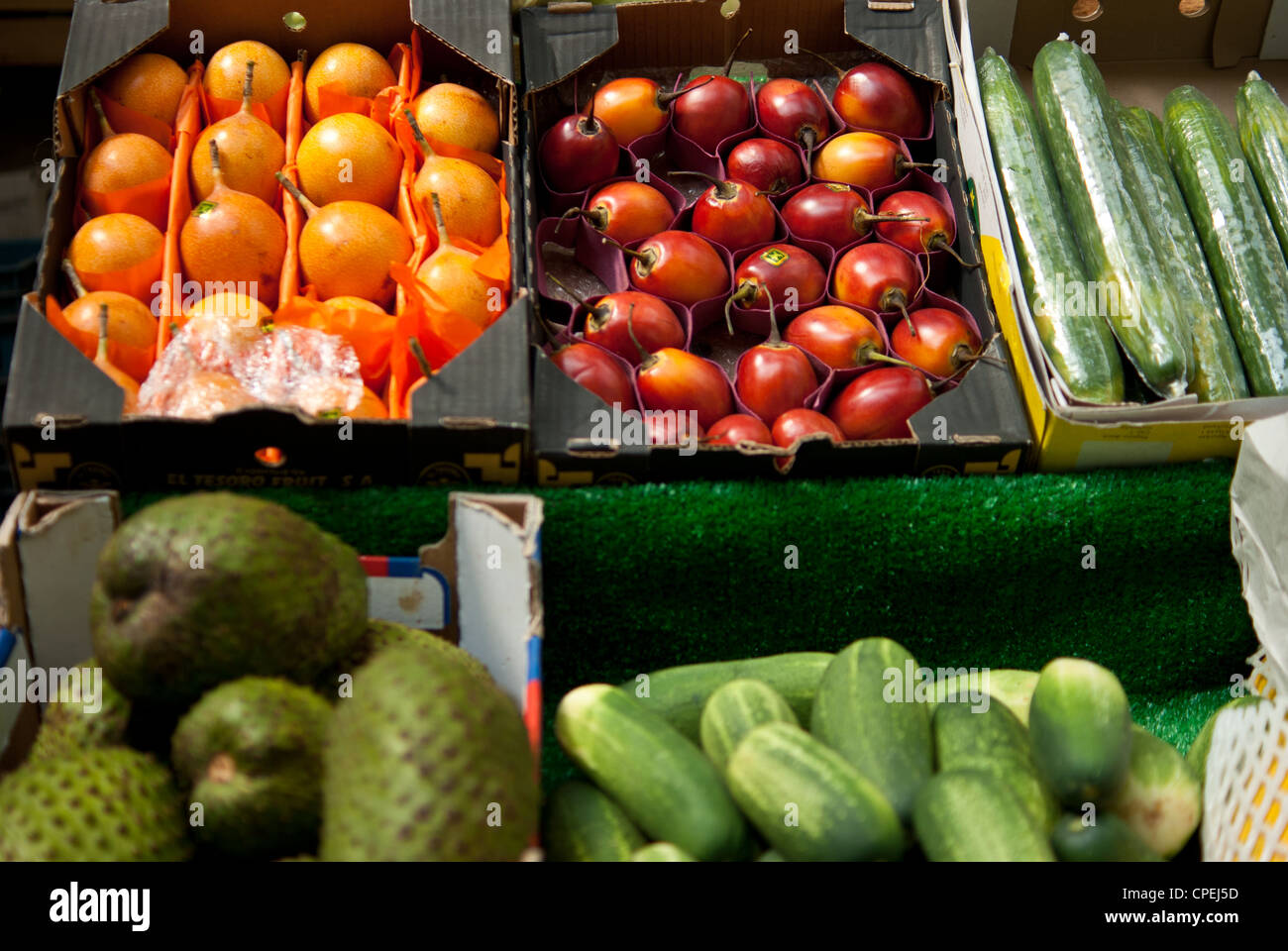 Affichage de légumes poivrons rouge vert jaune Banque D'Images