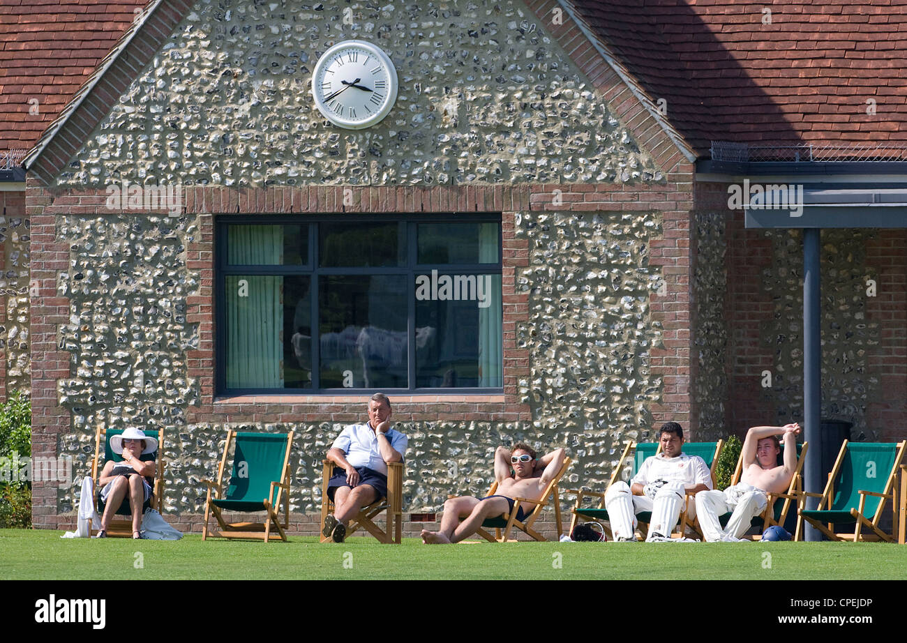 Les spectateurs de regarder un match de cricket dans le sud de l'Angleterre. Photo par James Boardman. Banque D'Images