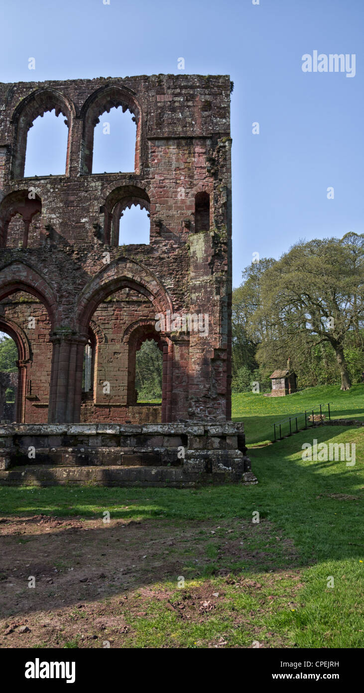 Voir l'abbaye de Furness ruines Barrow in Furness au début de l'été avec ciel bleu Banque D'Images