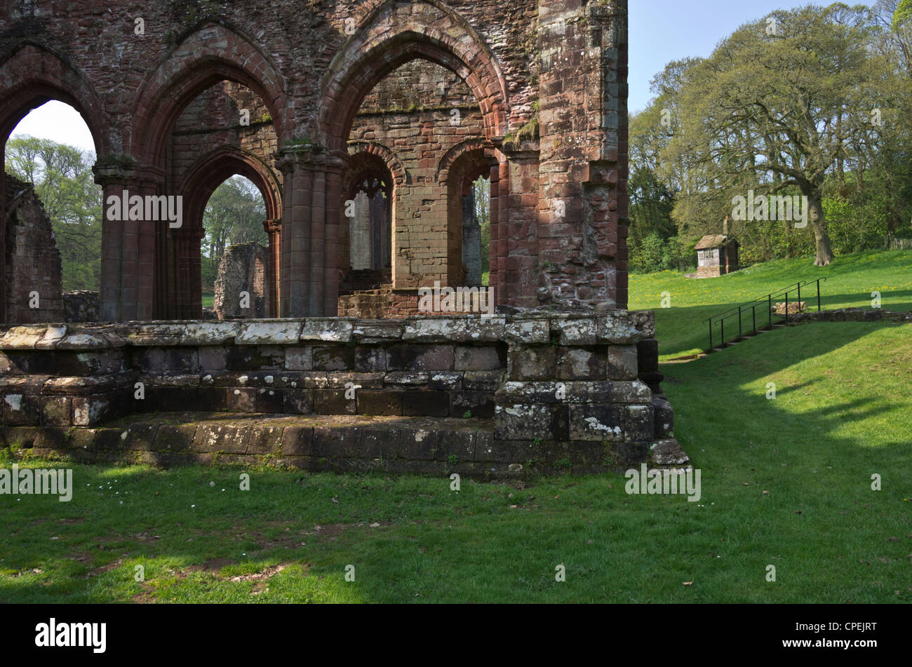 Voir l'abbaye de Furness ruines Barrow in Furness au début de l'été avec ciel bleu Banque D'Images