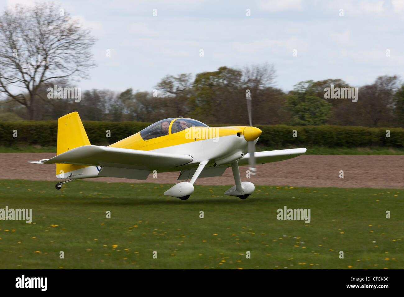 Cars RV-6 G-BZRV l'atterrissage à Breighton Airfield Banque D'Images