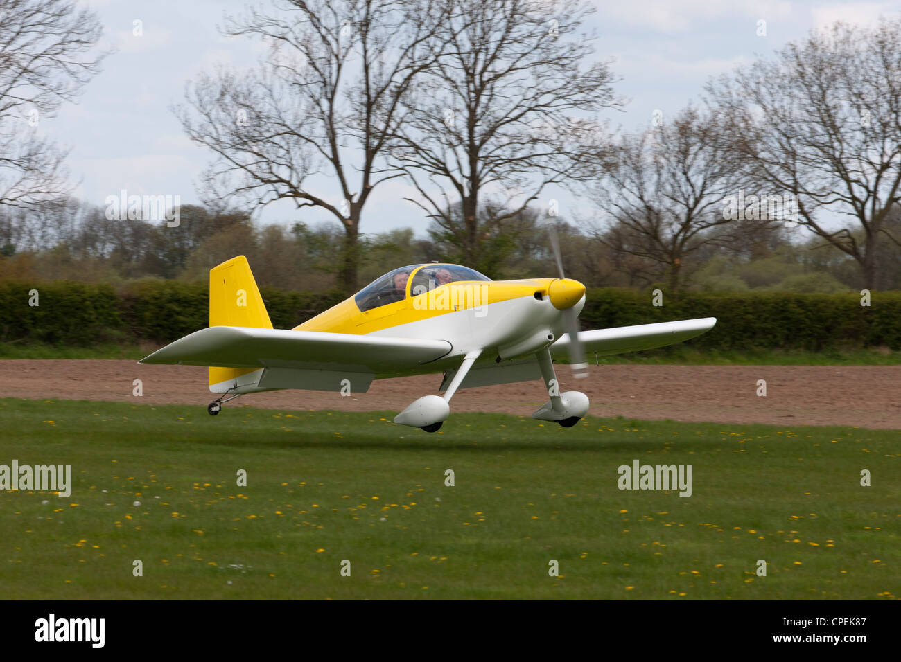 Cars RV-6 G-BZRV l'atterrissage à Breighton Airfield Banque D'Images