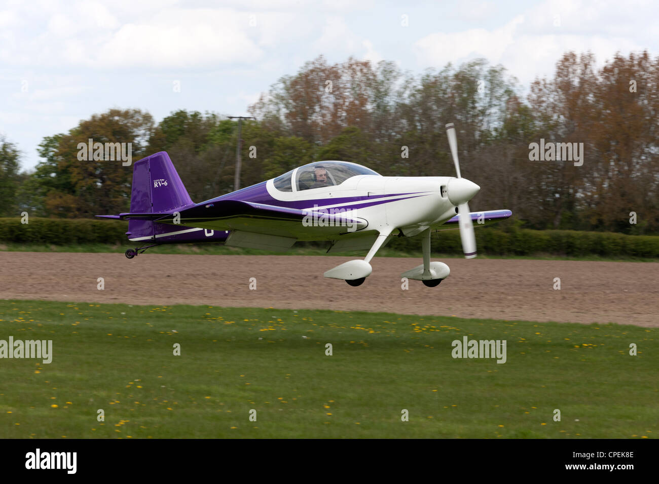 Cars RV-6 G-RVVI atterrissage à Breighton Airfield Banque D'Images