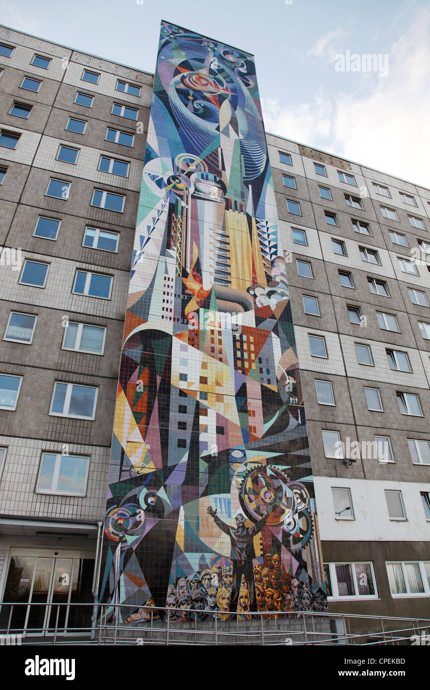 Pseudo socialiste de la culture dans la République démocratique allemande (RDA) ; à la mure de tuiles façade d'un bâtiment tour à Halle (Saale) Banque D'Images