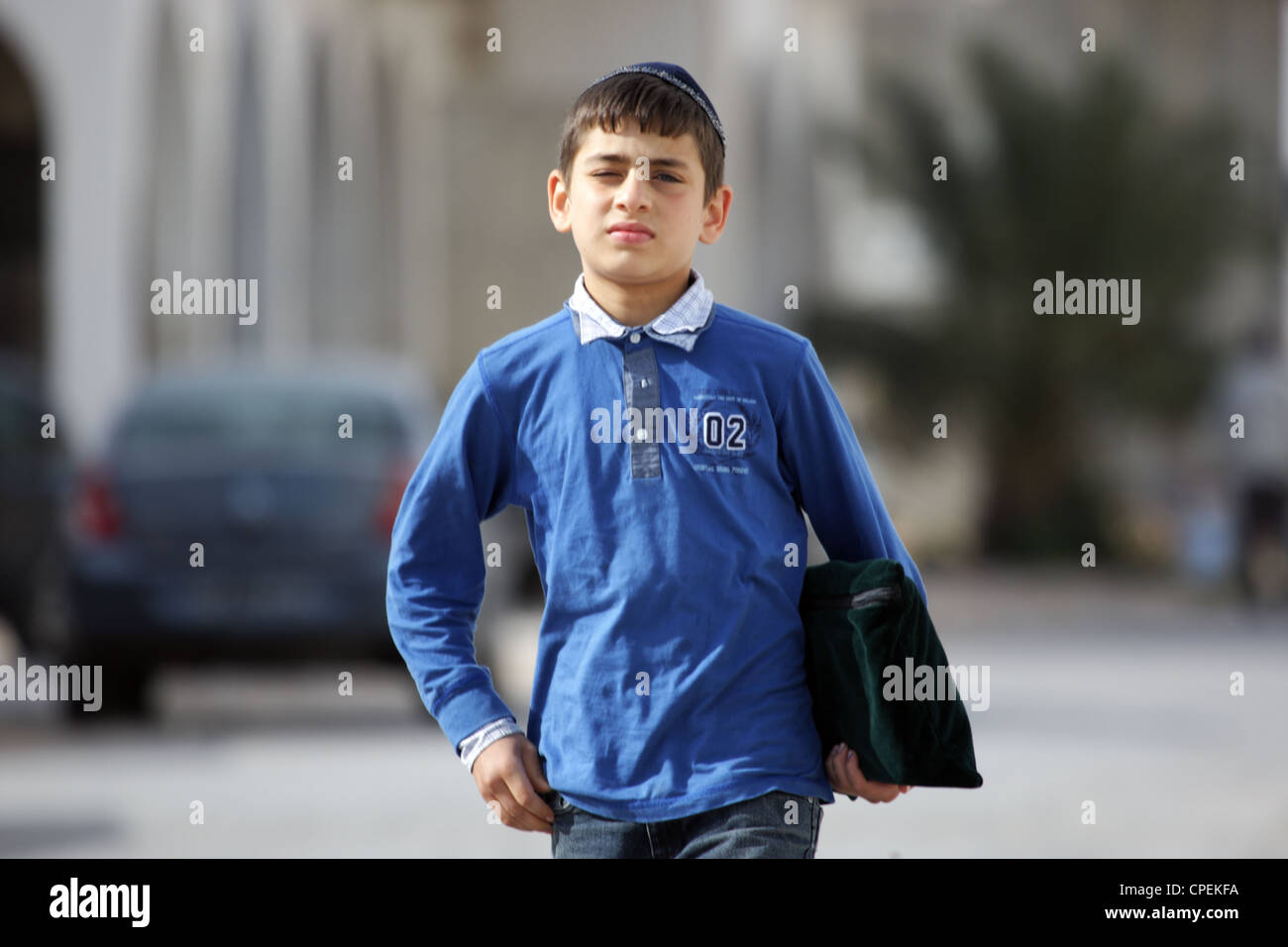 Un écolier juif sur son chemin de l'école, Djerba, Tunisie Banque D'Images