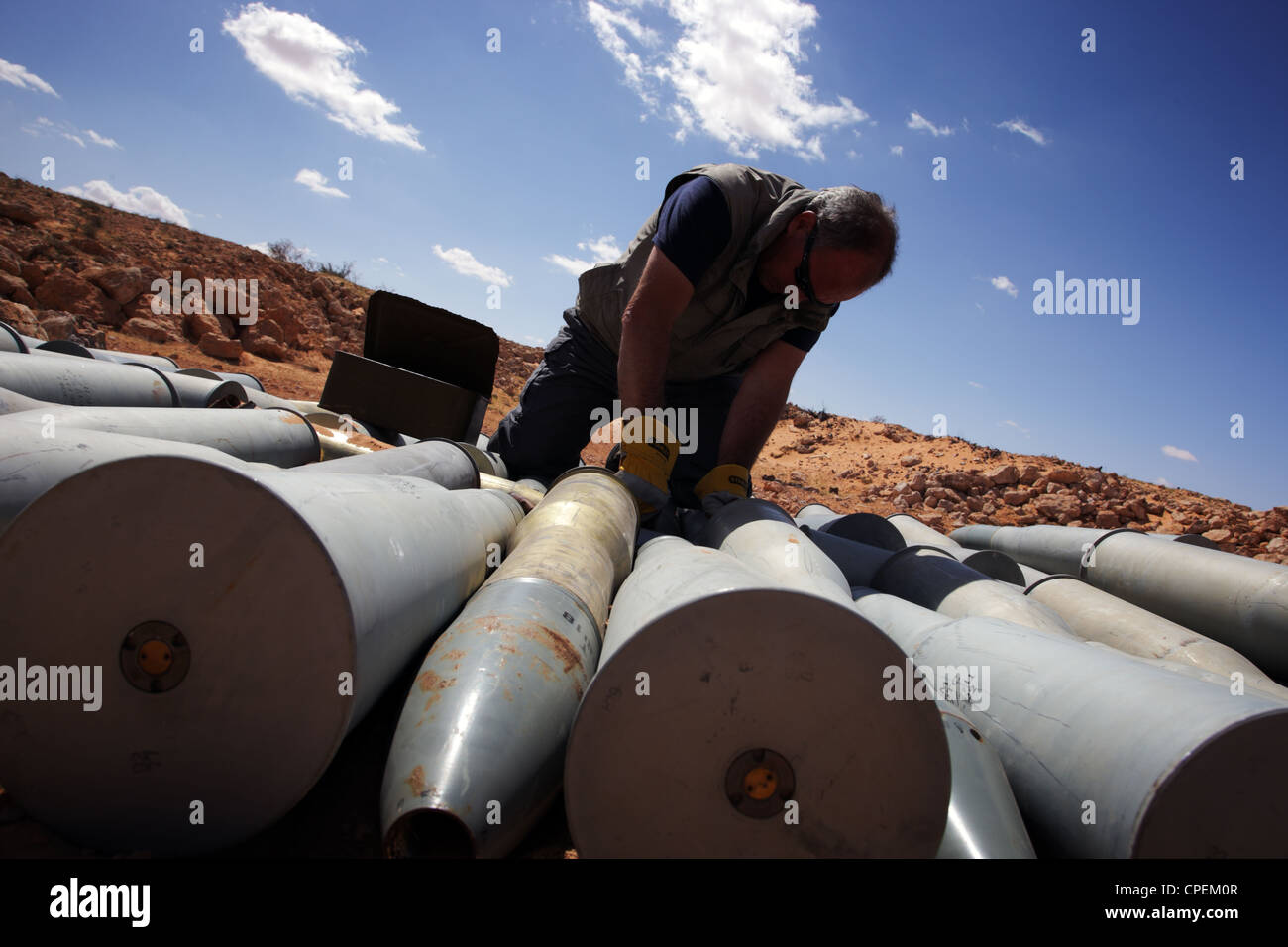Mine International et des groupes de neutralisation des bombes préparer la démolition d'un stock important de munitions non explosés trouvés à Syrte, en Libye Banque D'Images