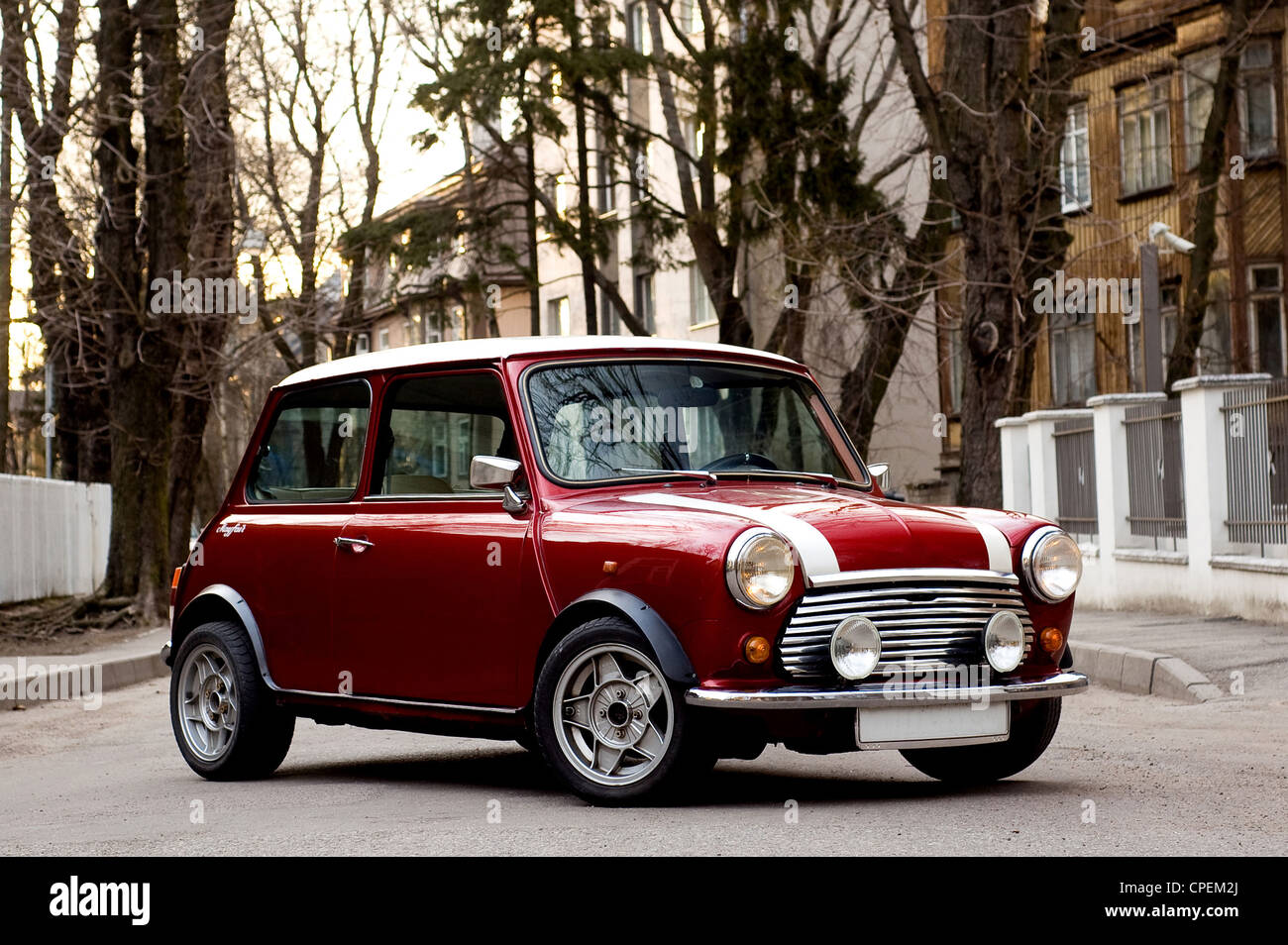 Petite voiture britannique classique rouge Banque D'Images