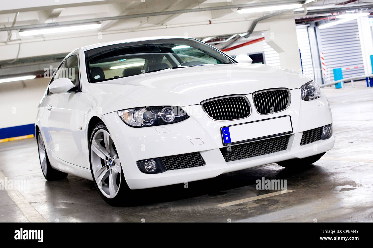 BMW 3-series moderne parking gratuit. Banque D'Images