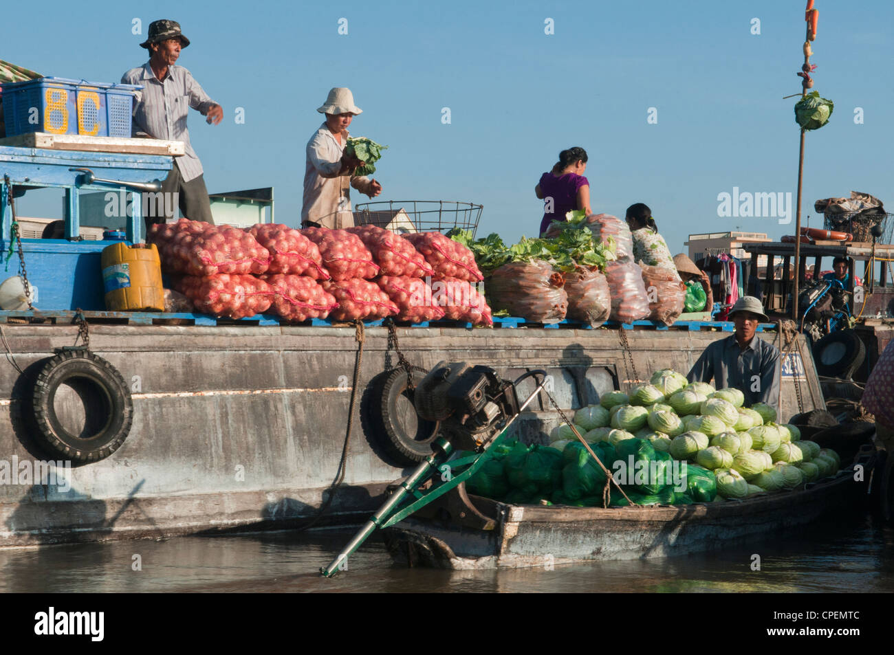 Fruits et légumes sont achetés et vendus à la Marché flottant de Cai Rang dans le Delta du Mékong au Vietnam Banque D'Images