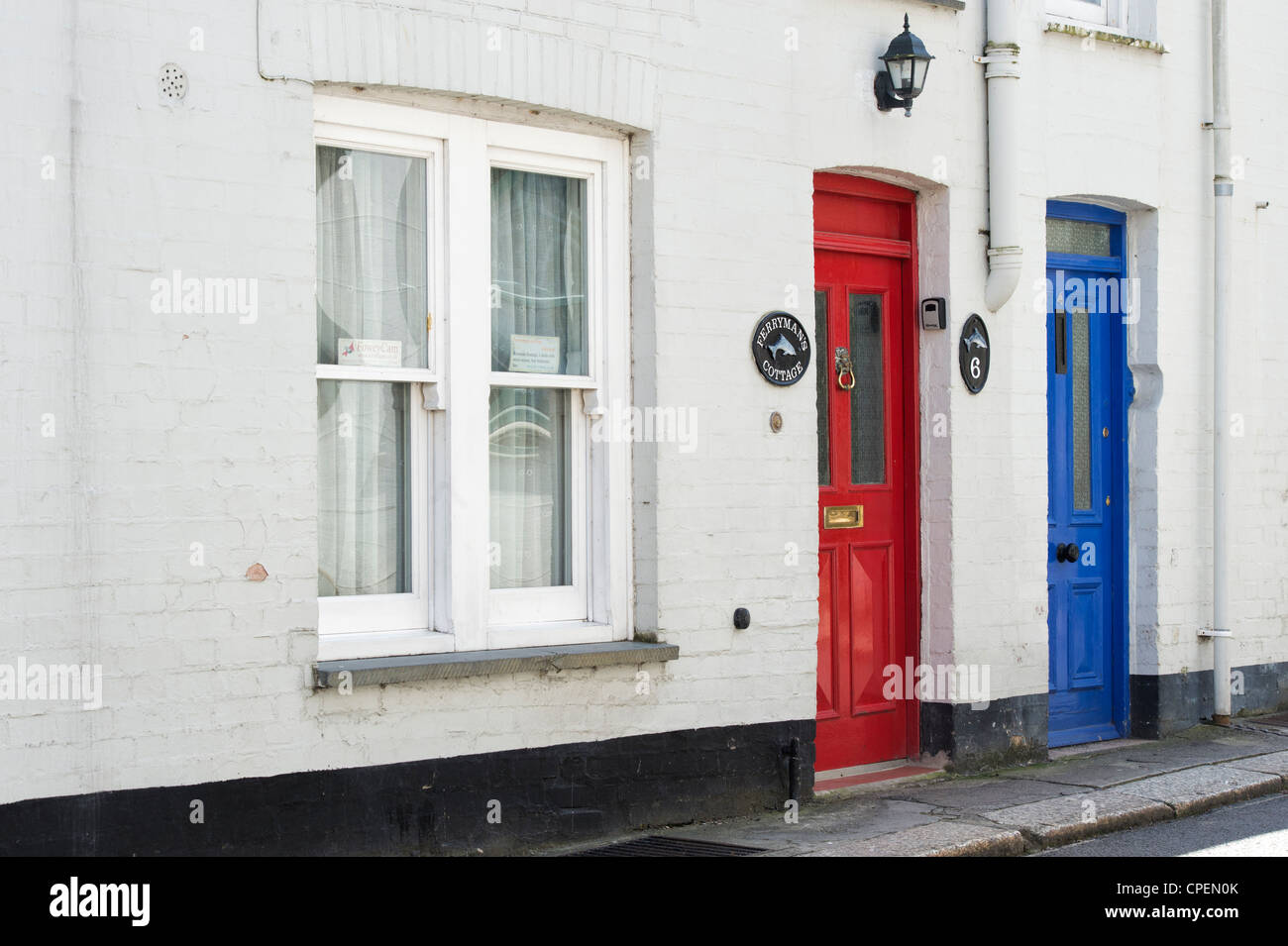 Portes avant de couleur dans une rue de Fowey, Cornwall, Angleterre Banque D'Images